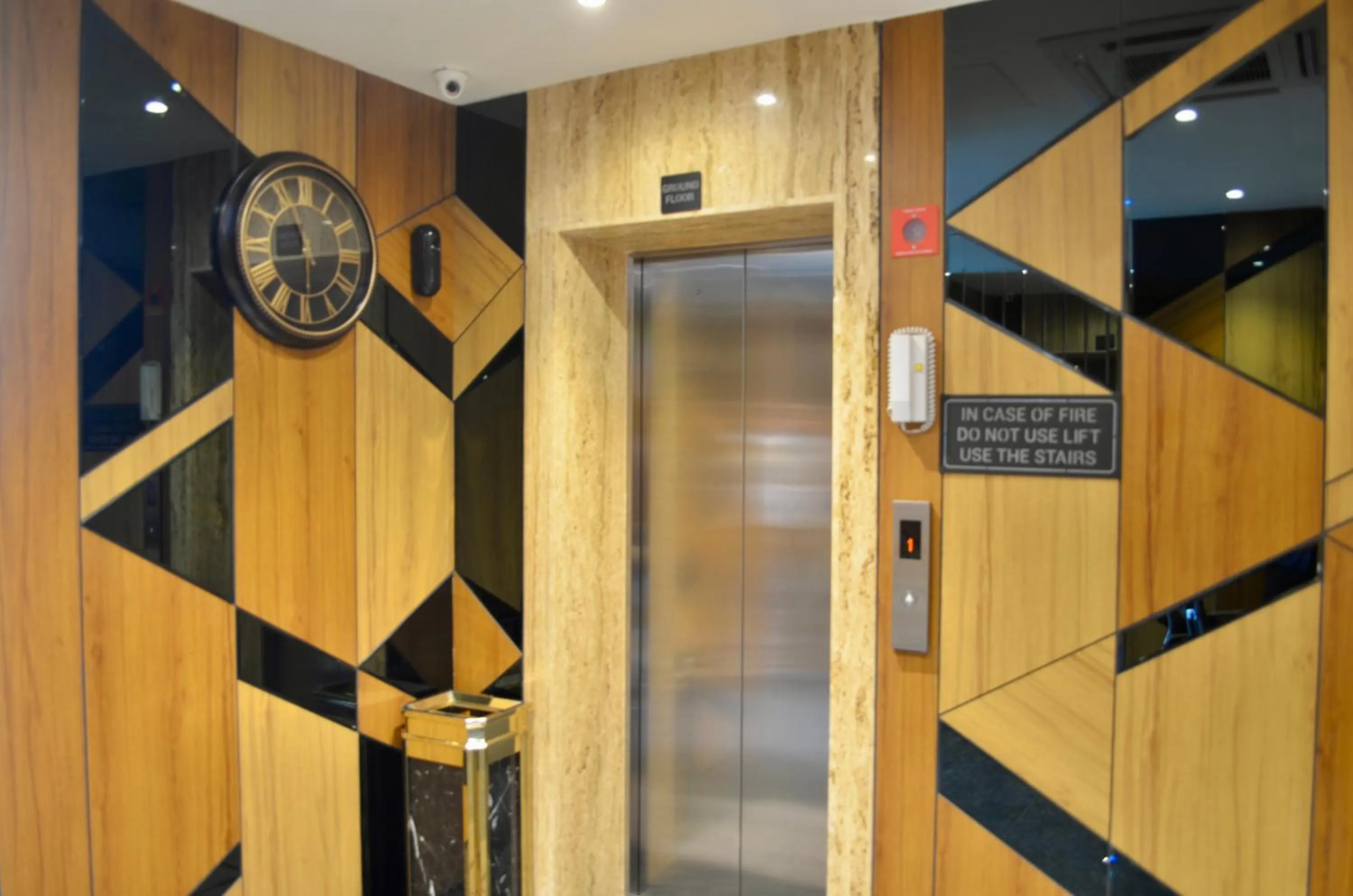 Lobby or reception in CITY LAKE HOTEL