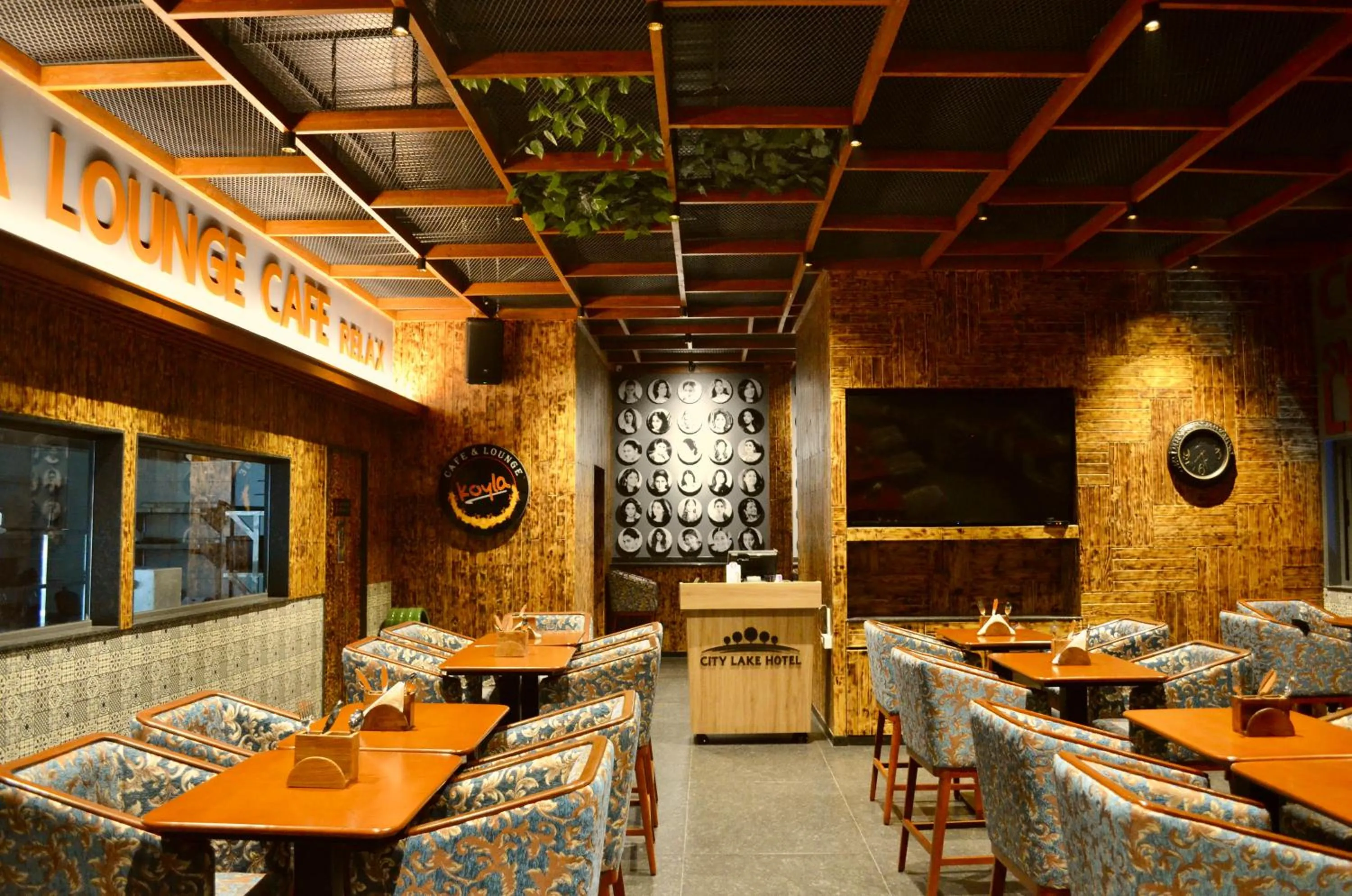 Restaurant/places to eat in CITY LAKE HOTEL