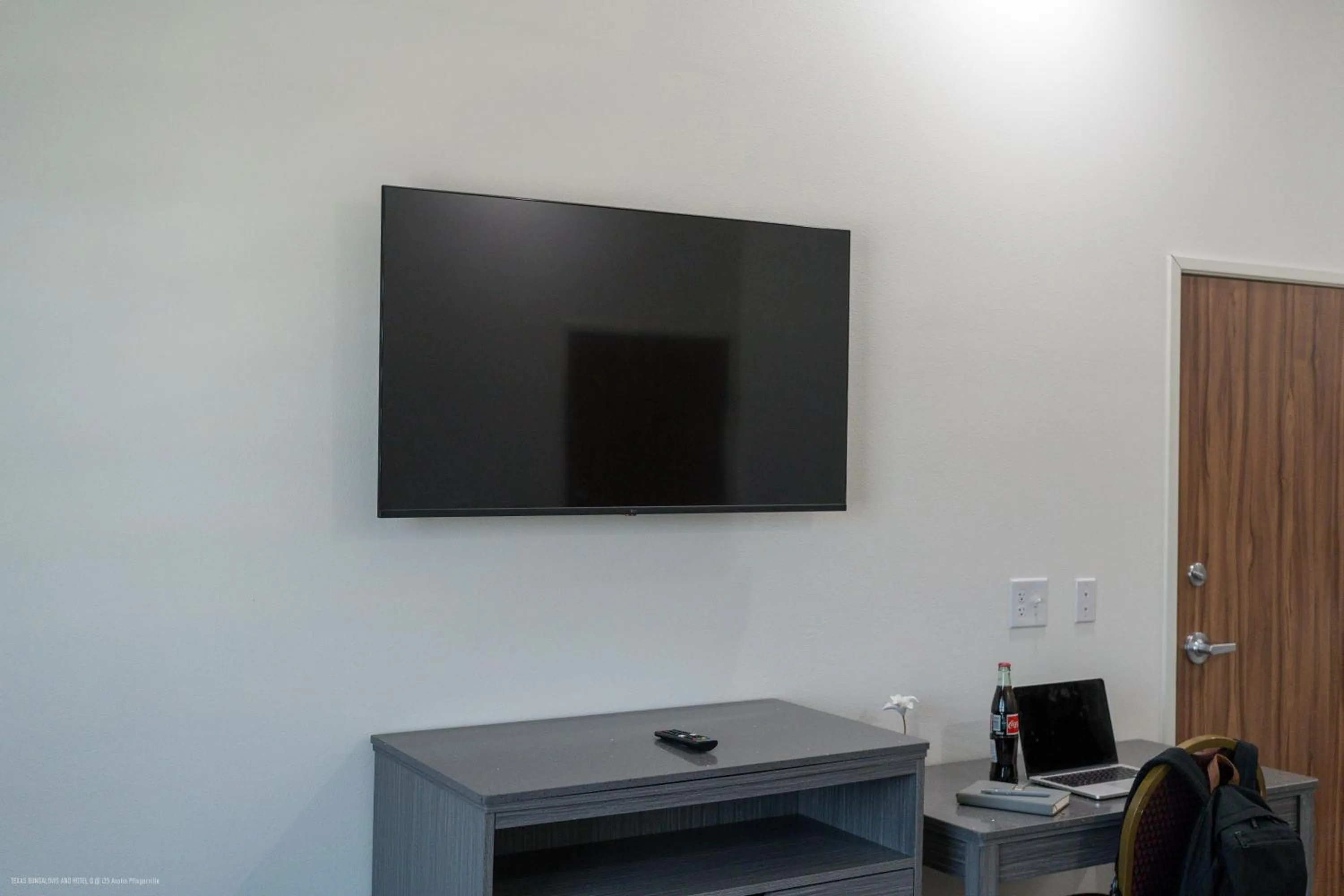 TV and multimedia in Texas Bungalows Hotel and Hotel Que at i35 Austin Pflugerville