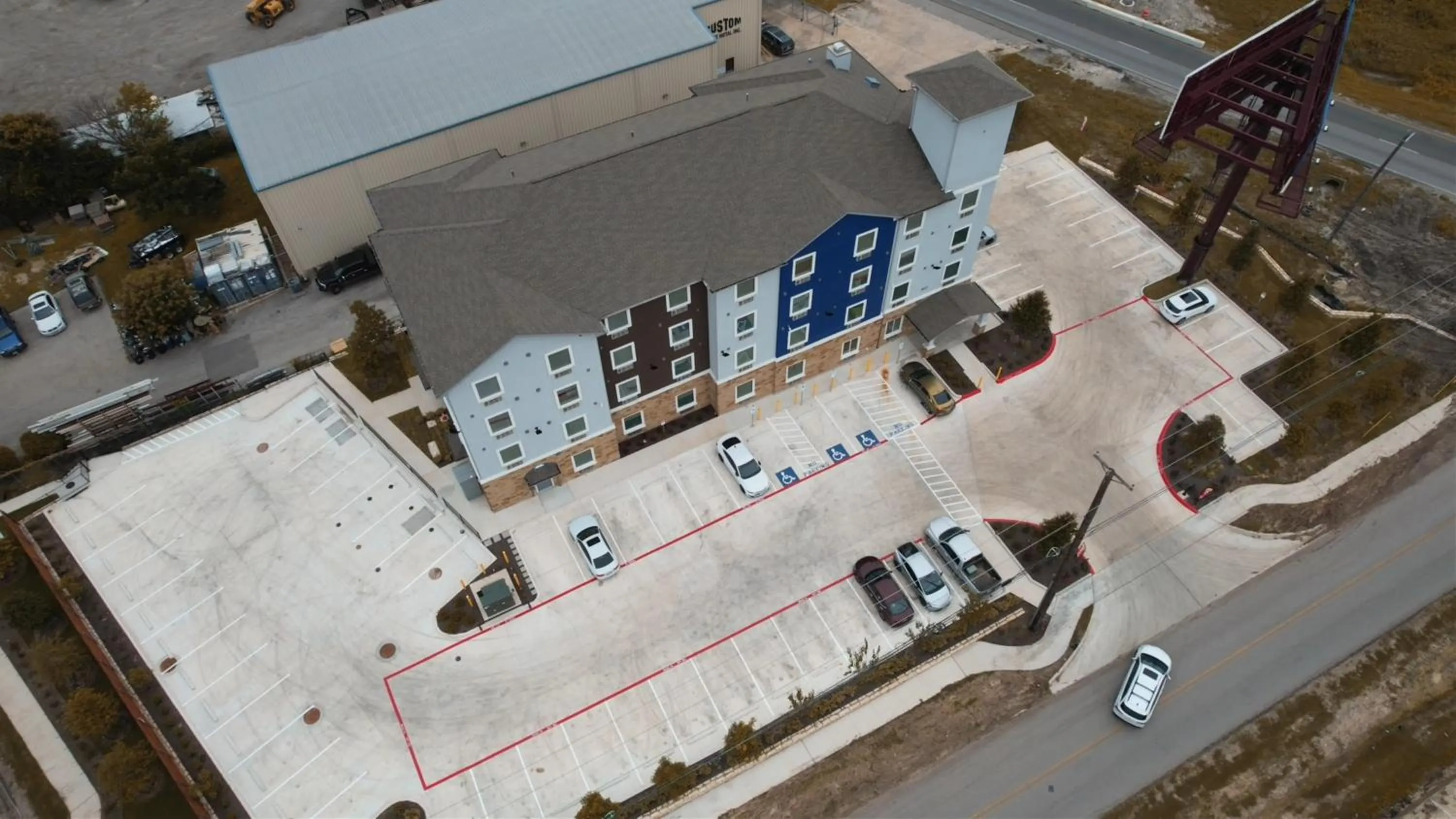 Property building in Texas Bungalows Hotel and Hotel Que at i35 Austin Pflugerville