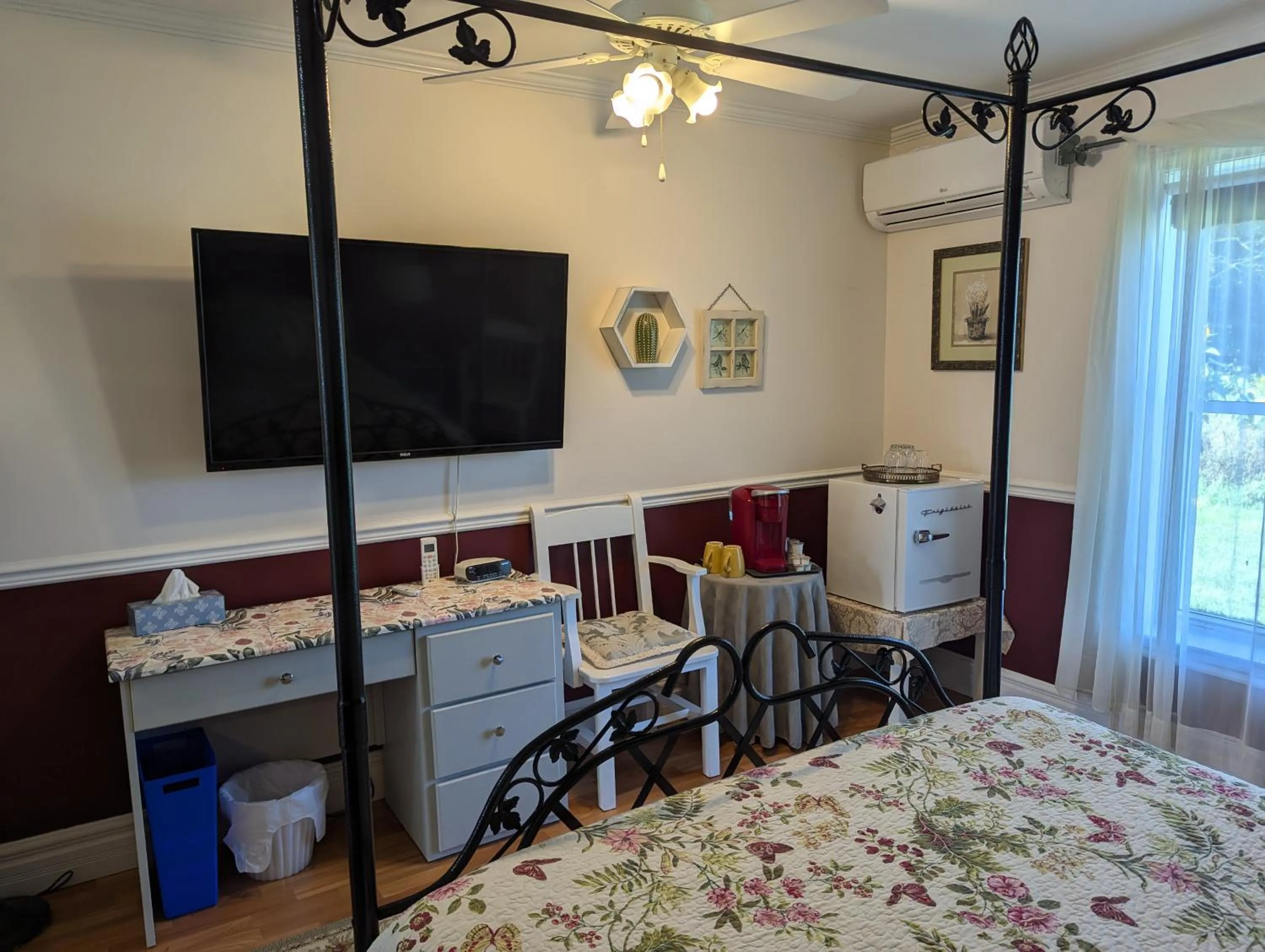 TV and multimedia, Bed in The Parrsboro Mansion Inn