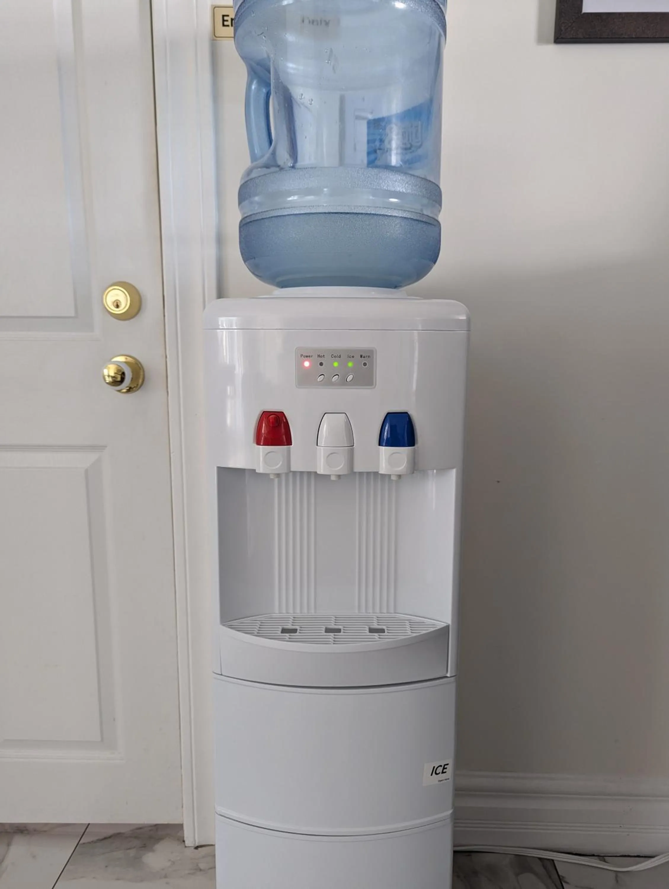 Kitchen or kitchenette in The Parrsboro Mansion Inn