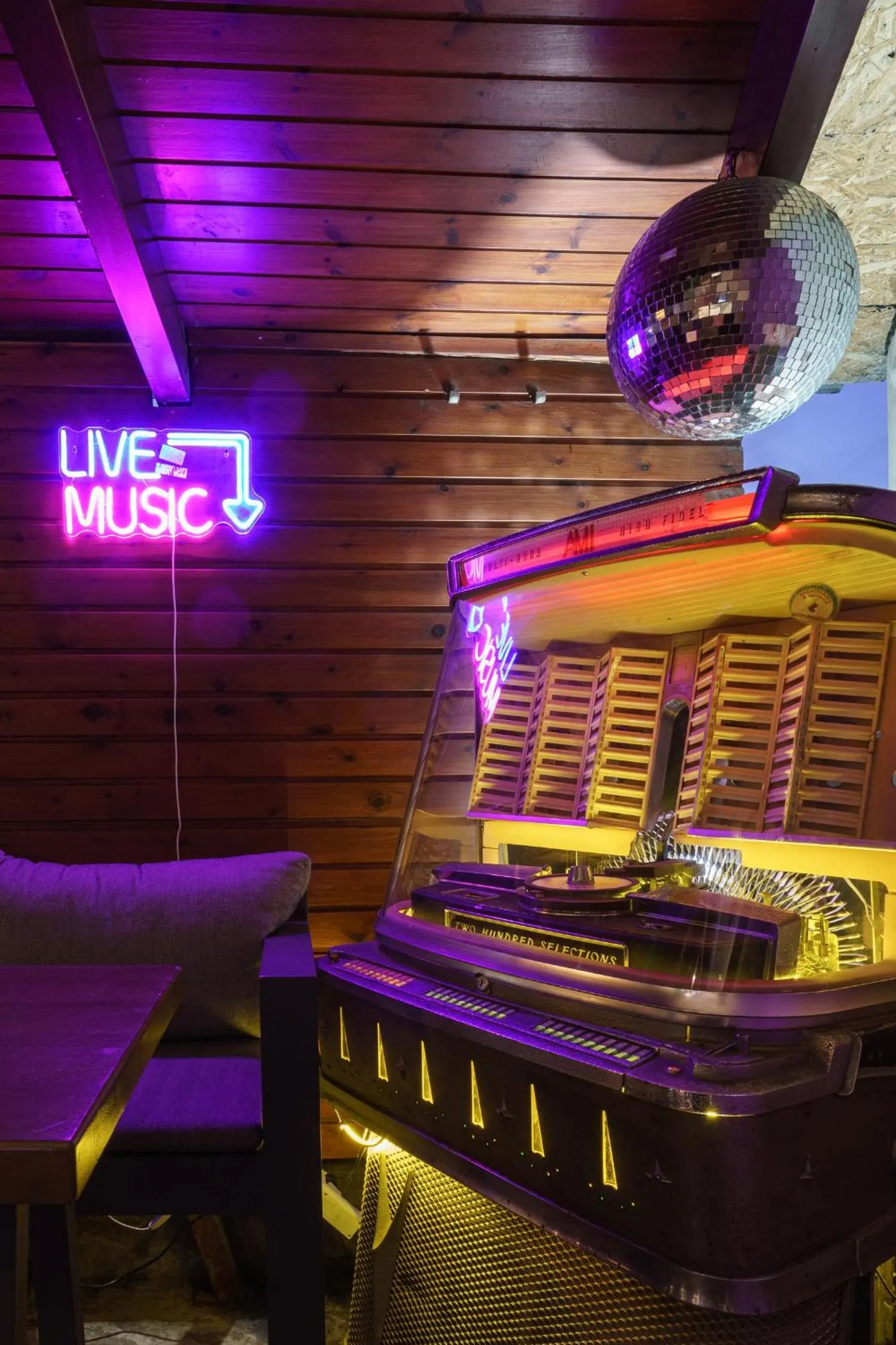 Lounge or bar in Axos