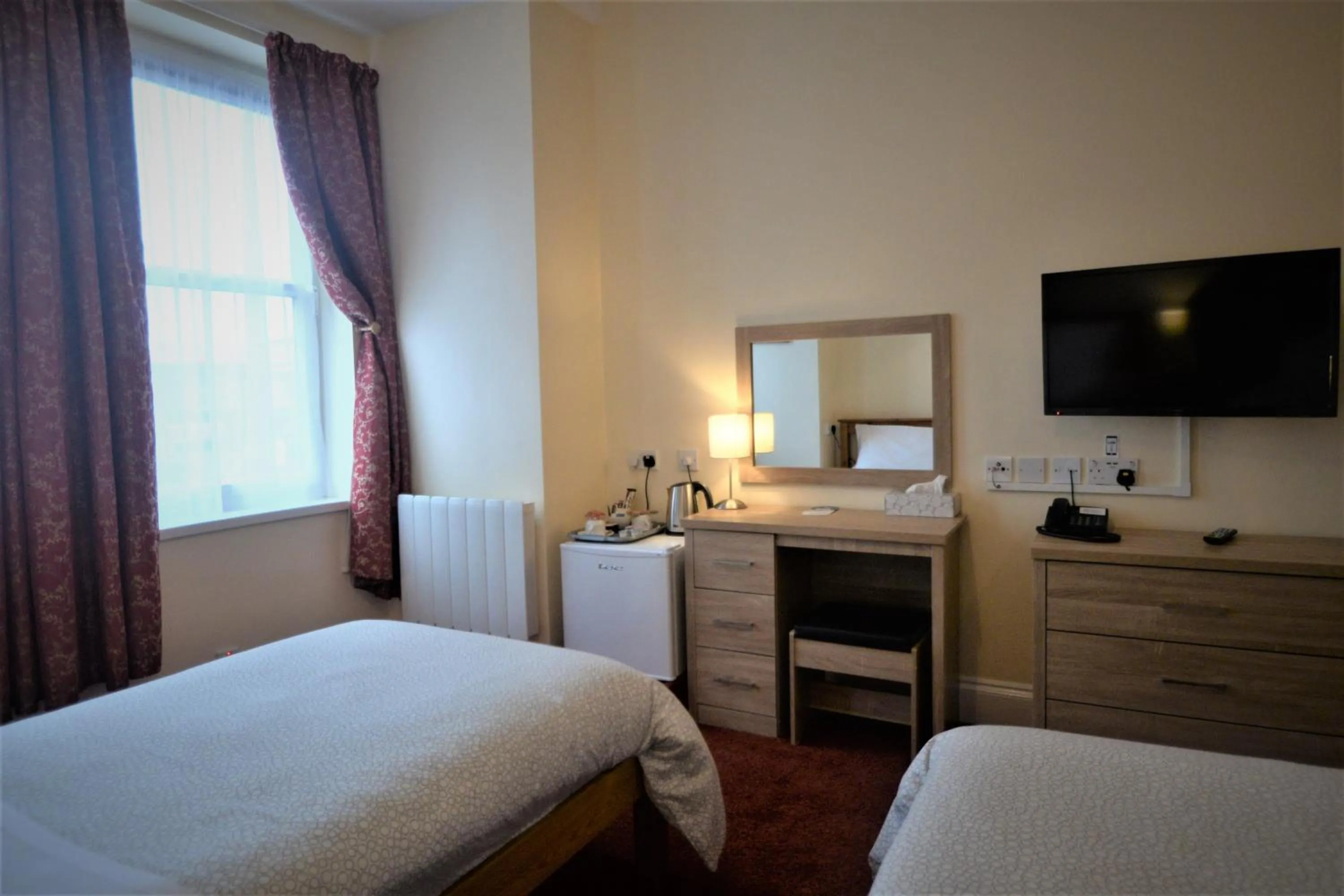 Photo of the whole room, Bed in The Gateway Hotel