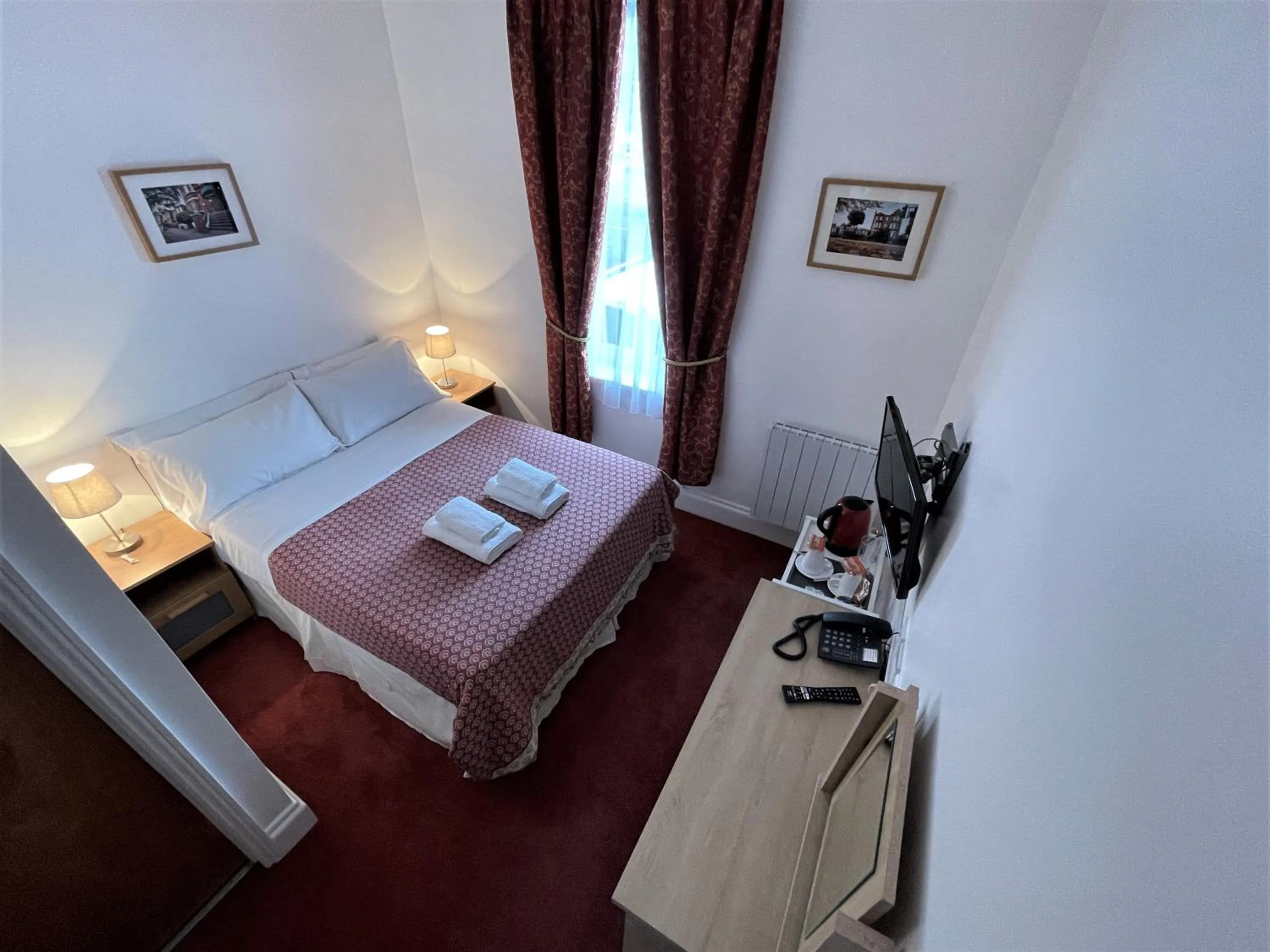 Photo of the whole room, Bed in The Gateway Hotel