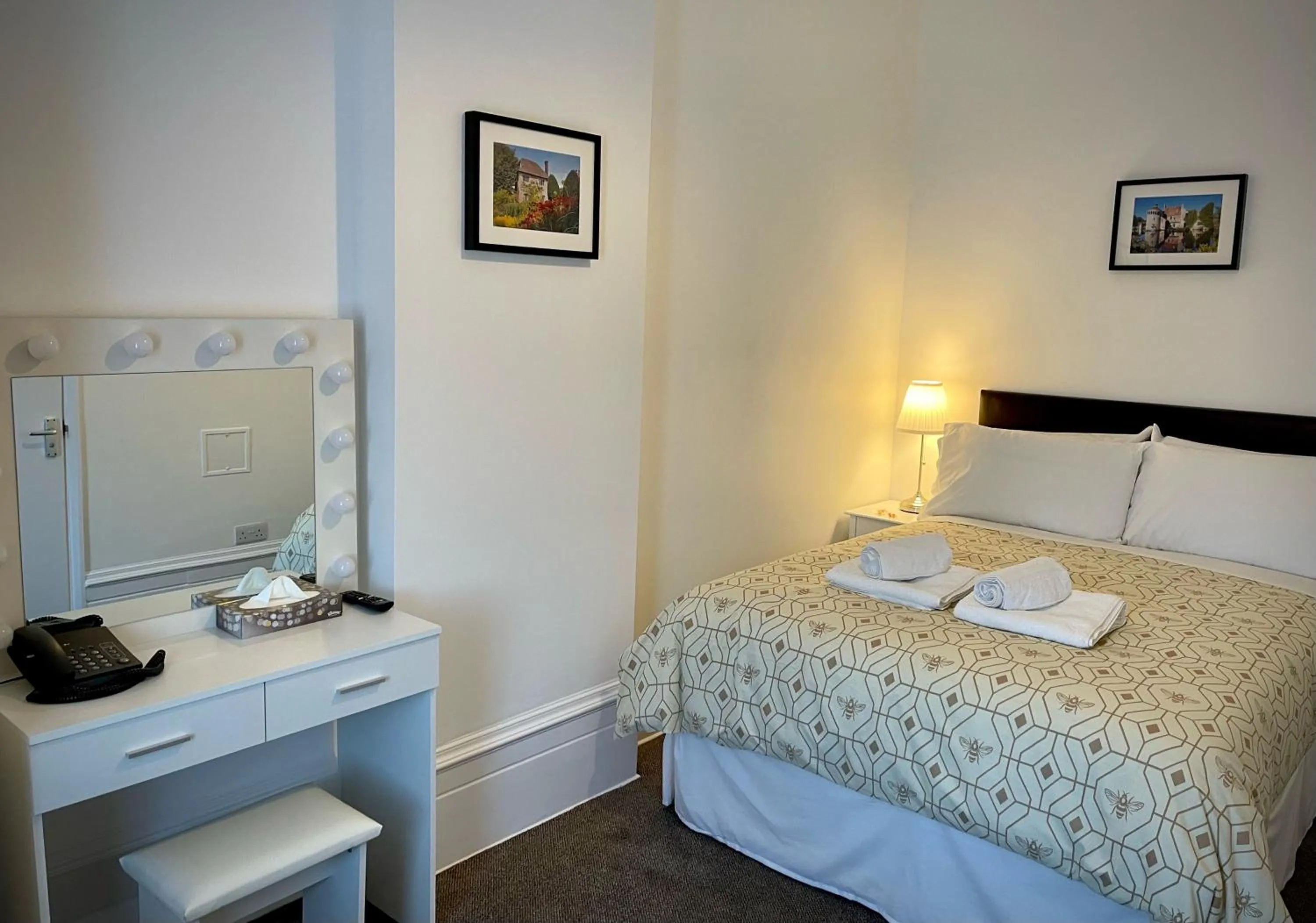 Bedroom, Bed in The Gateway Hotel