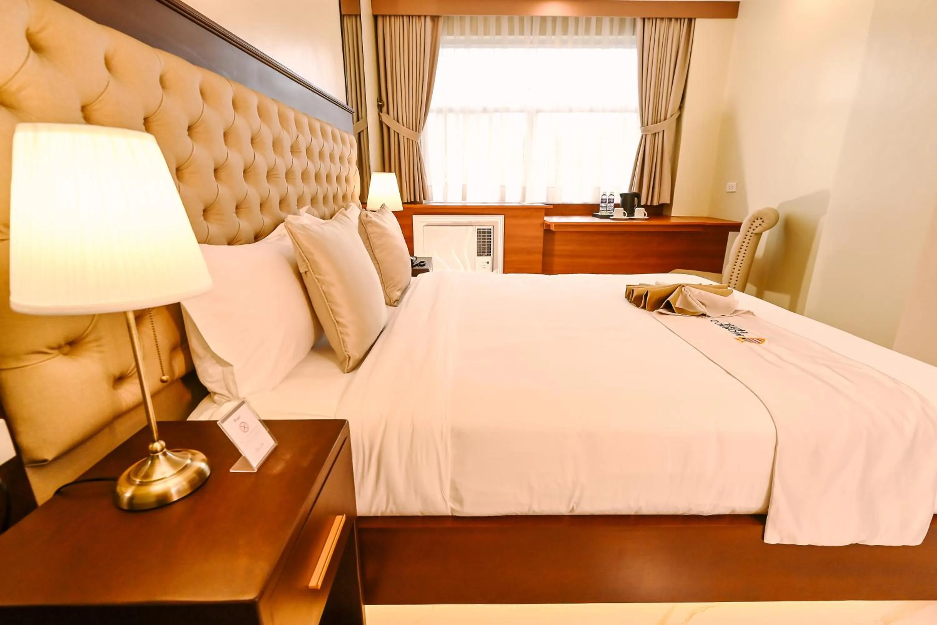 Bedroom, Bed in Monaco Hotel