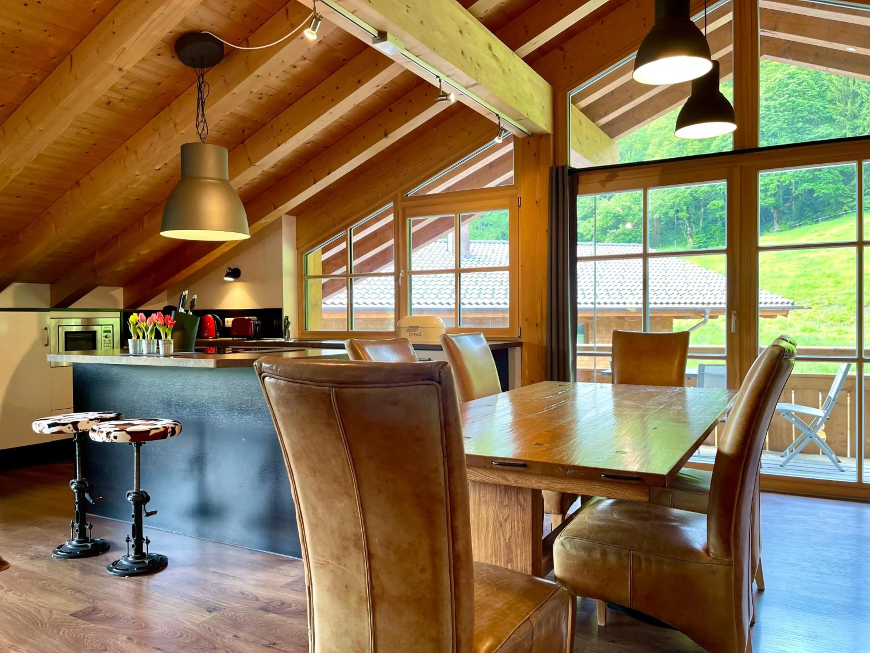 Dining area in Alpenlodge Charivari - SommerBergBahn unlimited kostenlos