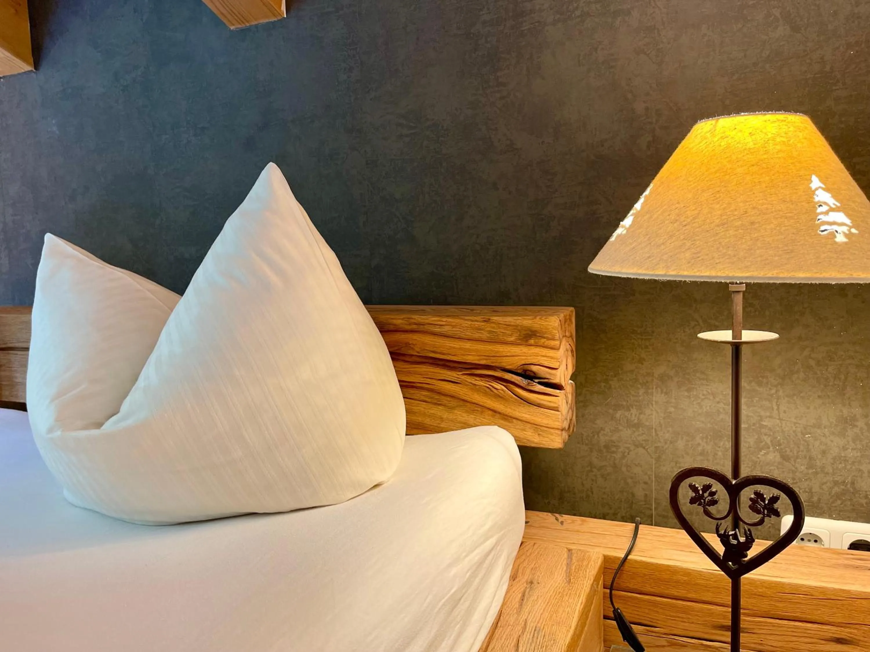 Bedroom, Bed in Alpenlodge Charivari - SommerBergBahn unlimited kostenlos