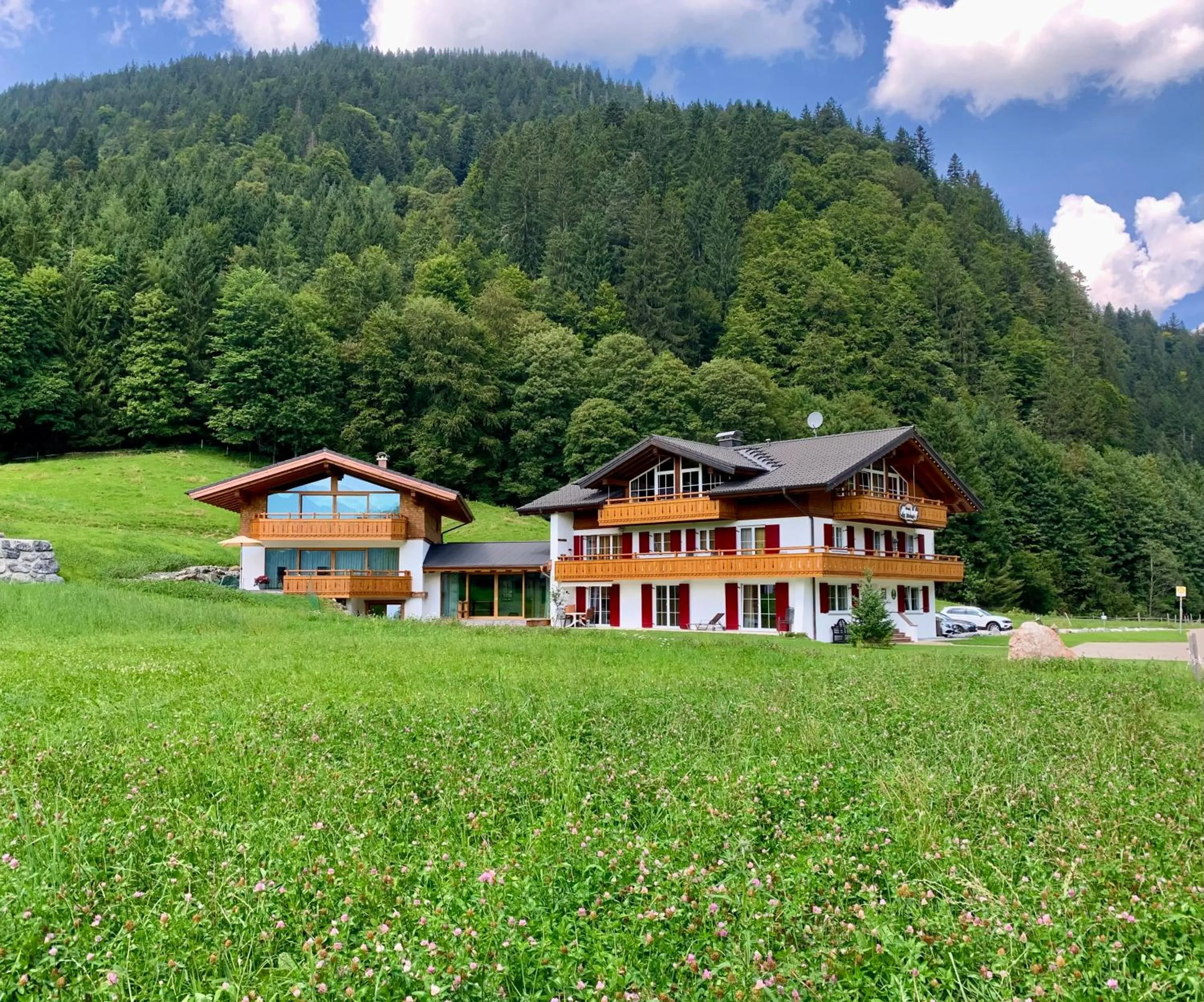 Property building in Alpenlodge Charivari - SommerBergBahn unlimited kostenlos