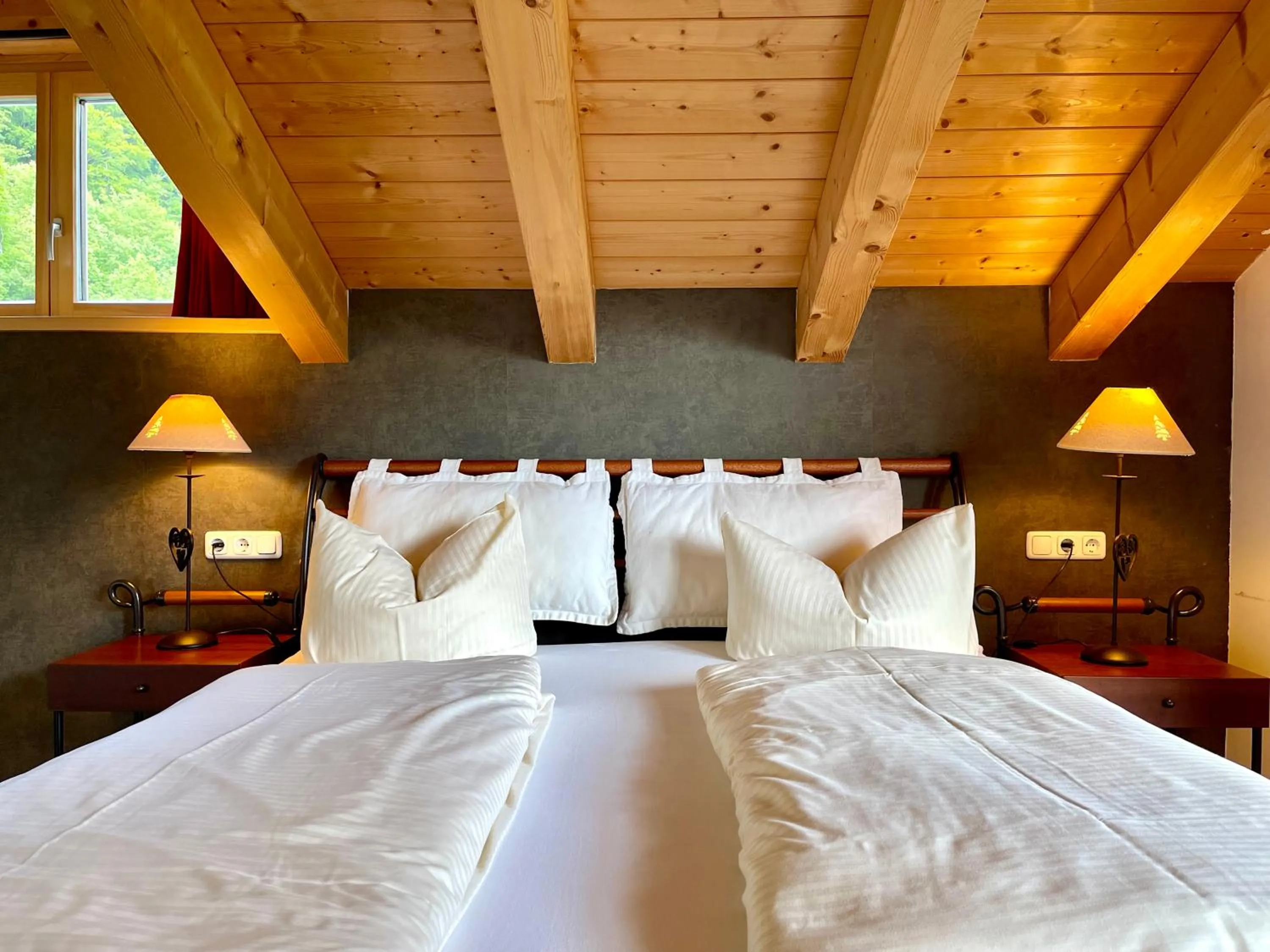 Bedroom, Bed in Alpenlodge Charivari - SommerBergBahn unlimited kostenlos