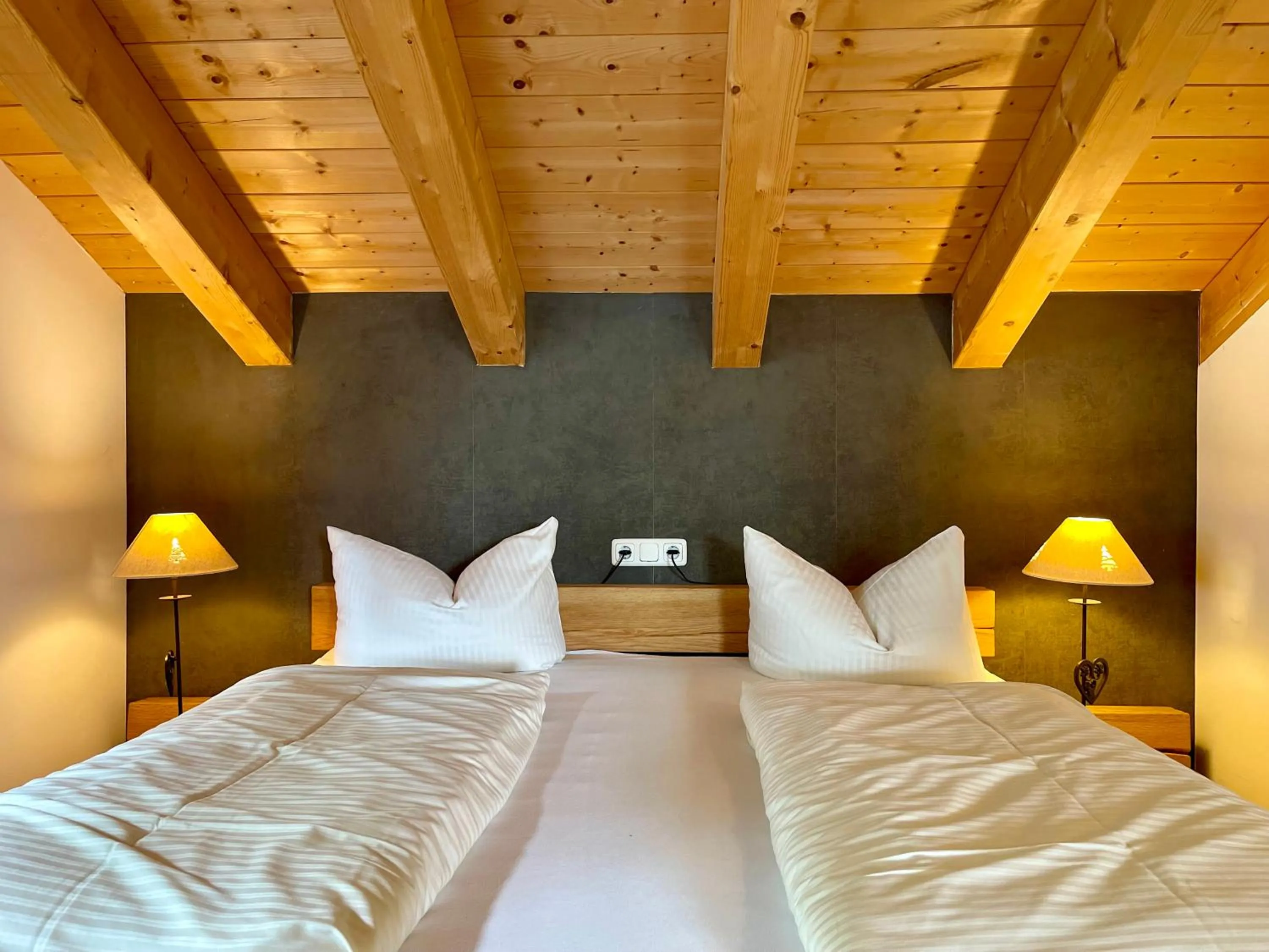 Bedroom, Bed in Alpenlodge Charivari - SommerBergBahn unlimited kostenlos