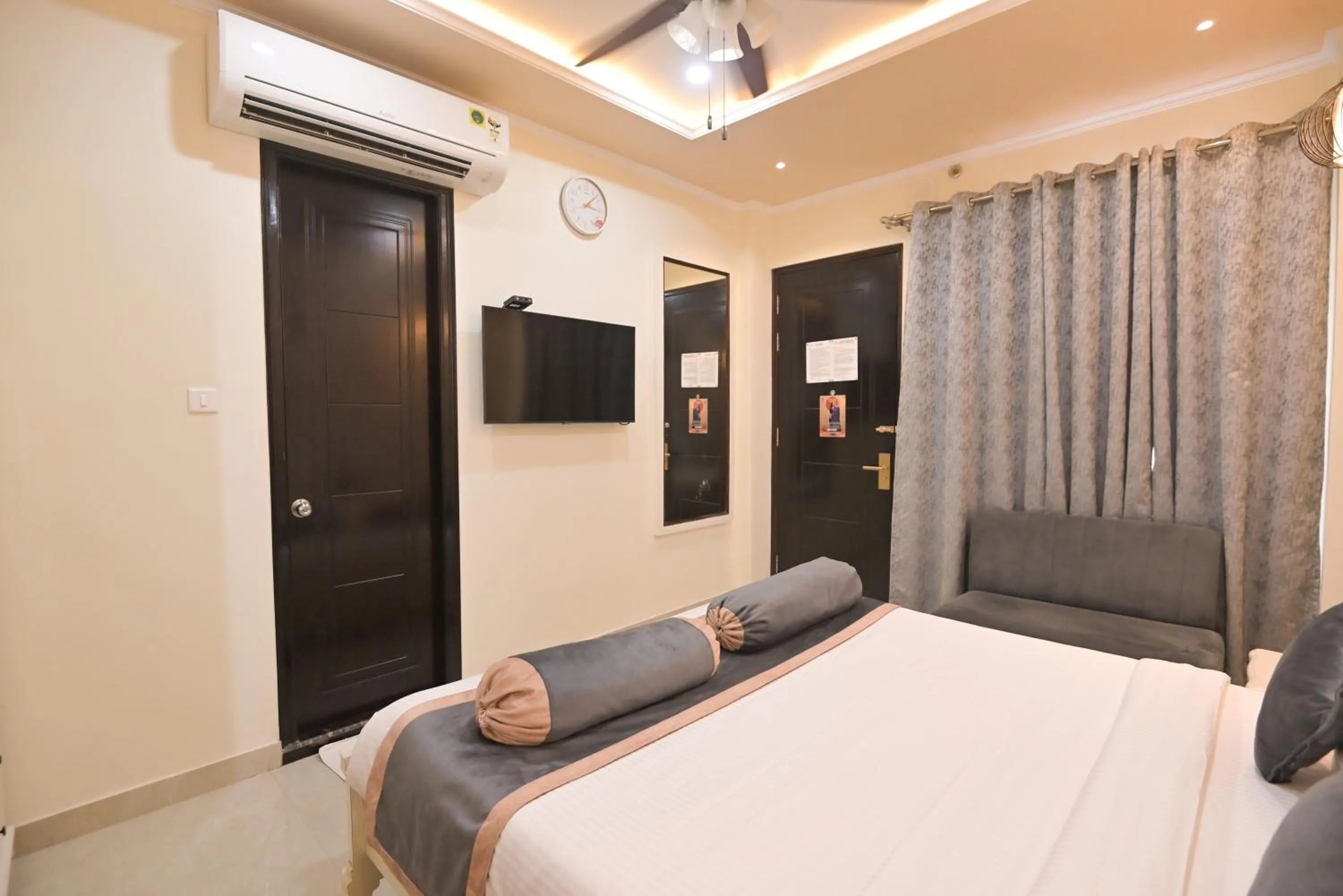 TV and multimedia, Bed in Shree Ganesha Palace Near Kashi Vishwanath Temple