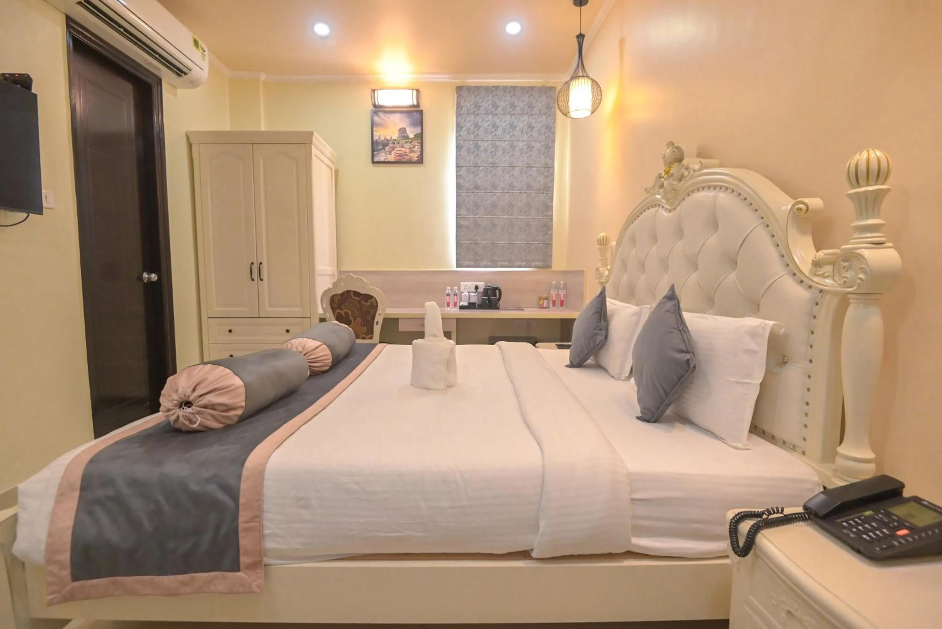 Bed in Shree Ganesha Palace Near Kashi Vishwanath Temple