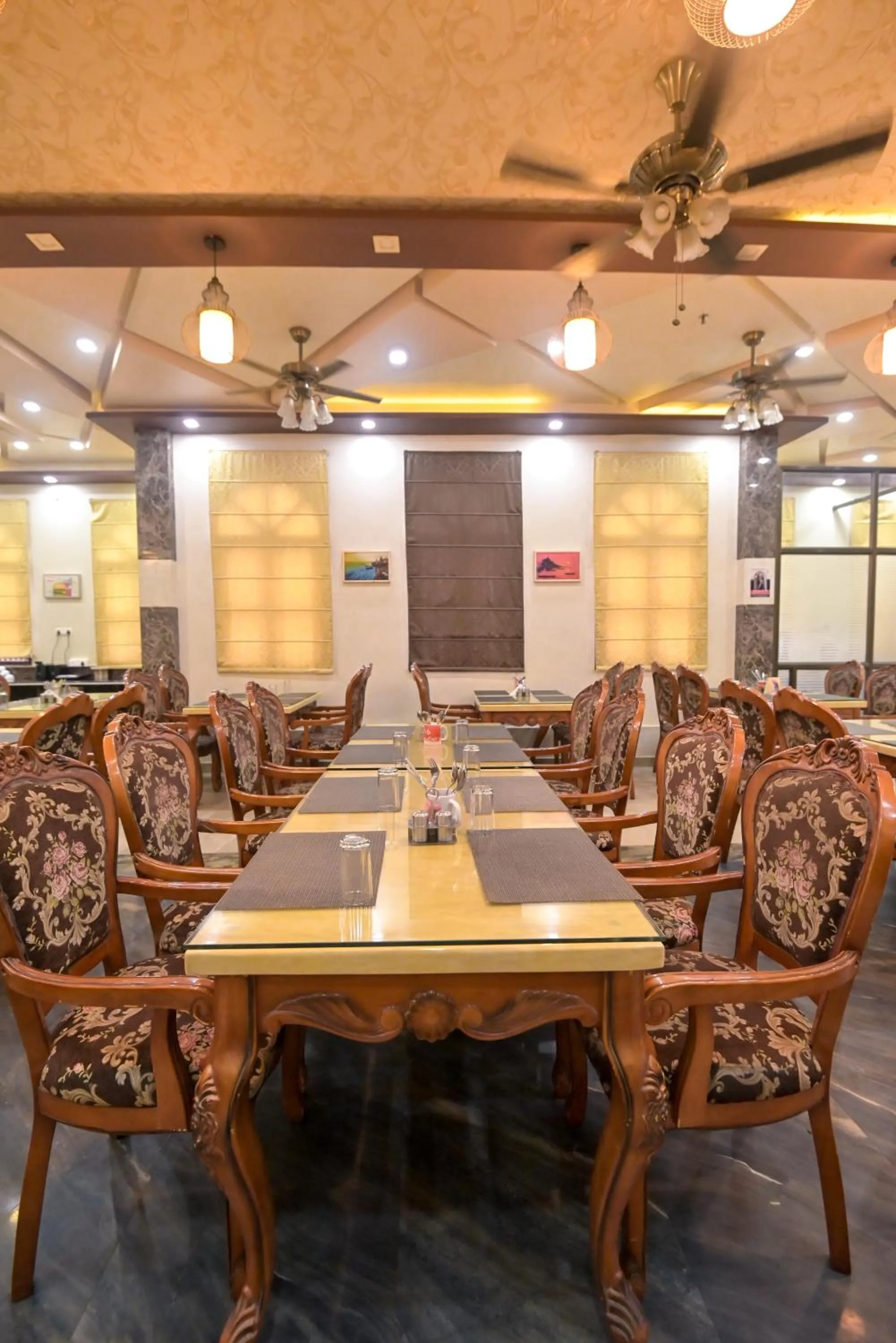 Restaurant/places to eat in Shree Ganesha Palace Near Kashi Vishwanath Temple