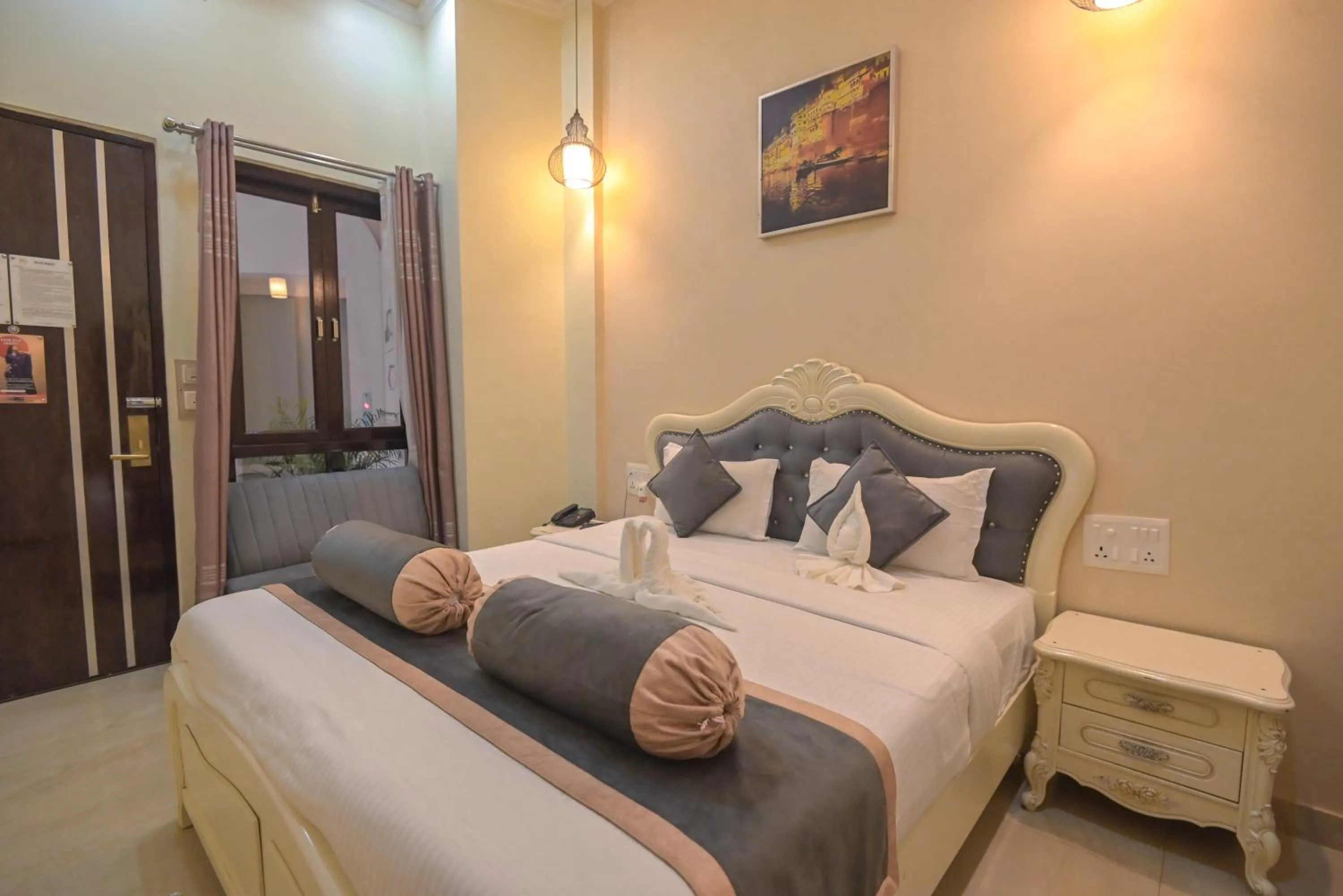 Bed in Shree Ganesha Palace Near Kashi Vishwanath Temple