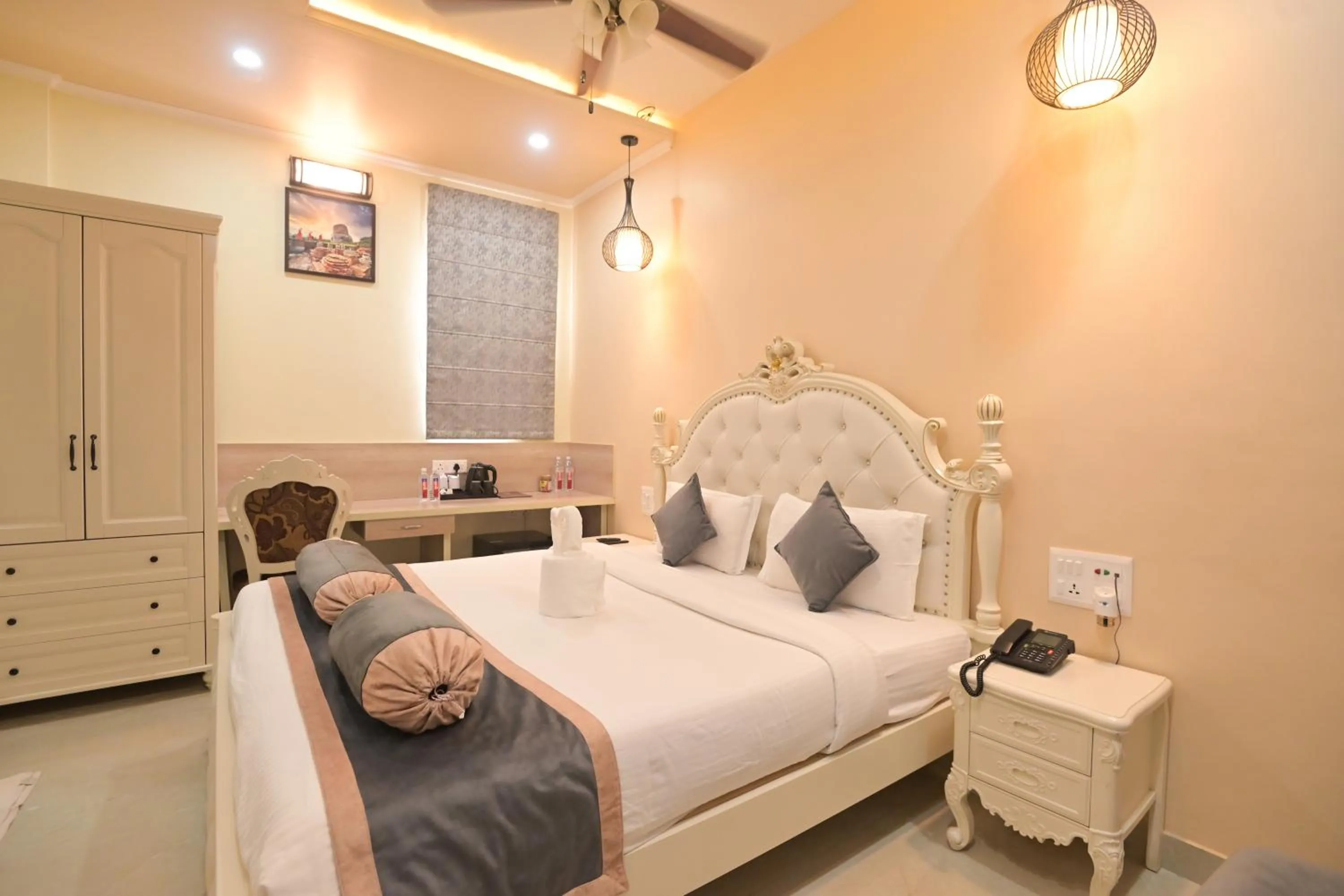 Bed in Shree Ganesha Palace Near Kashi Vishwanath Temple