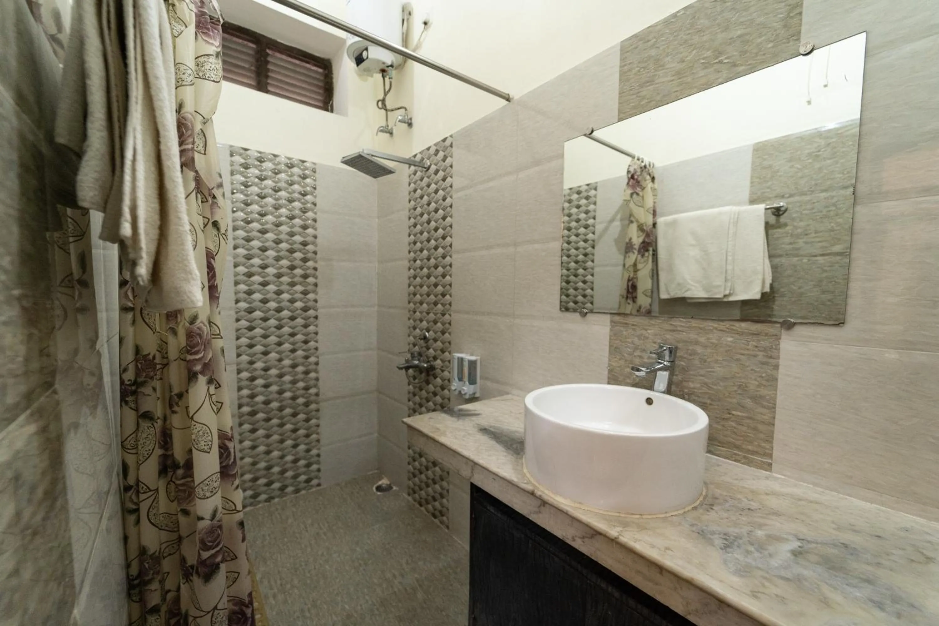 Bathroom in Shree Ganesha Palace Near Kashi Vishwanath Temple