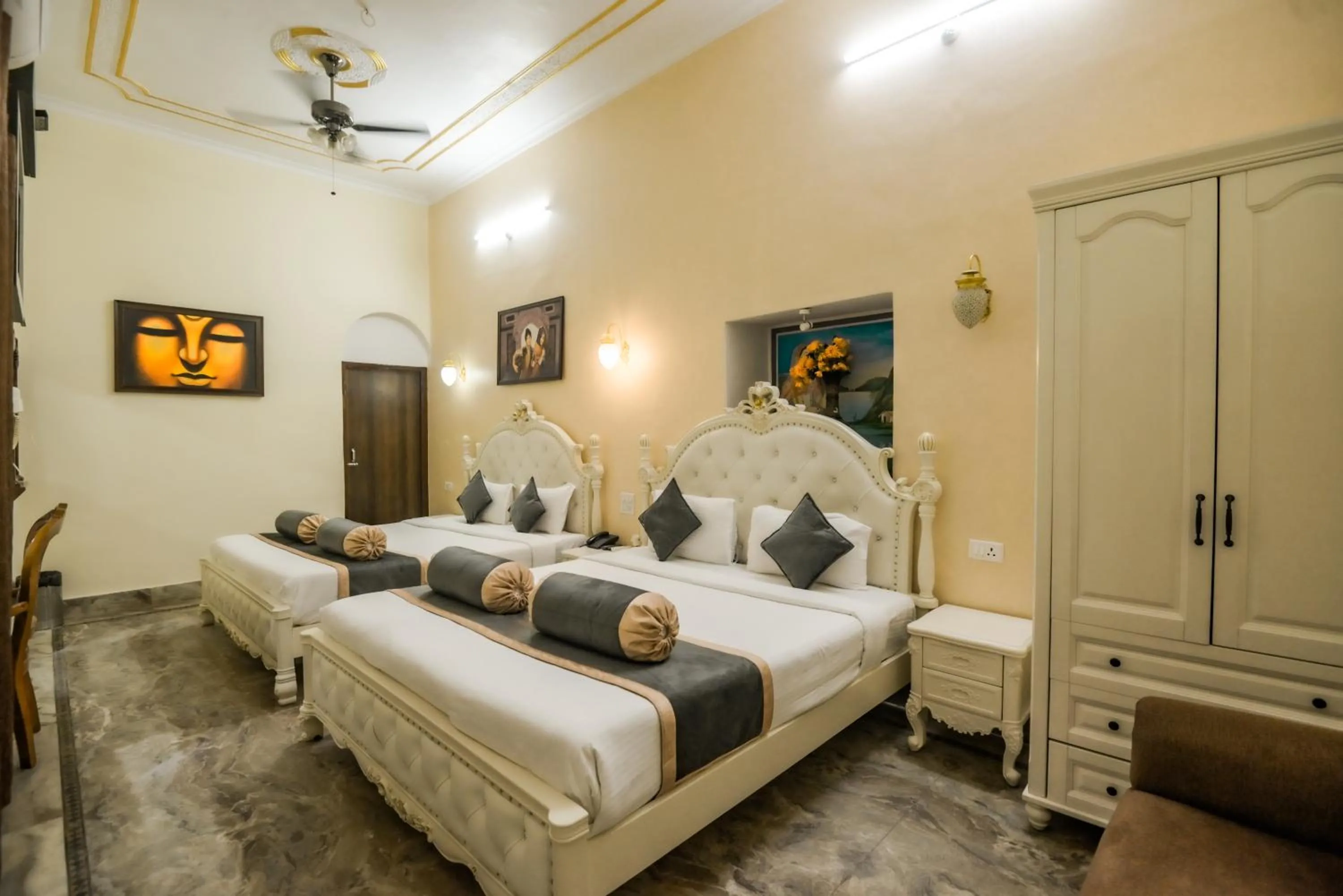 Bed in Shree Ganesha Palace Near Kashi Vishwanath Temple