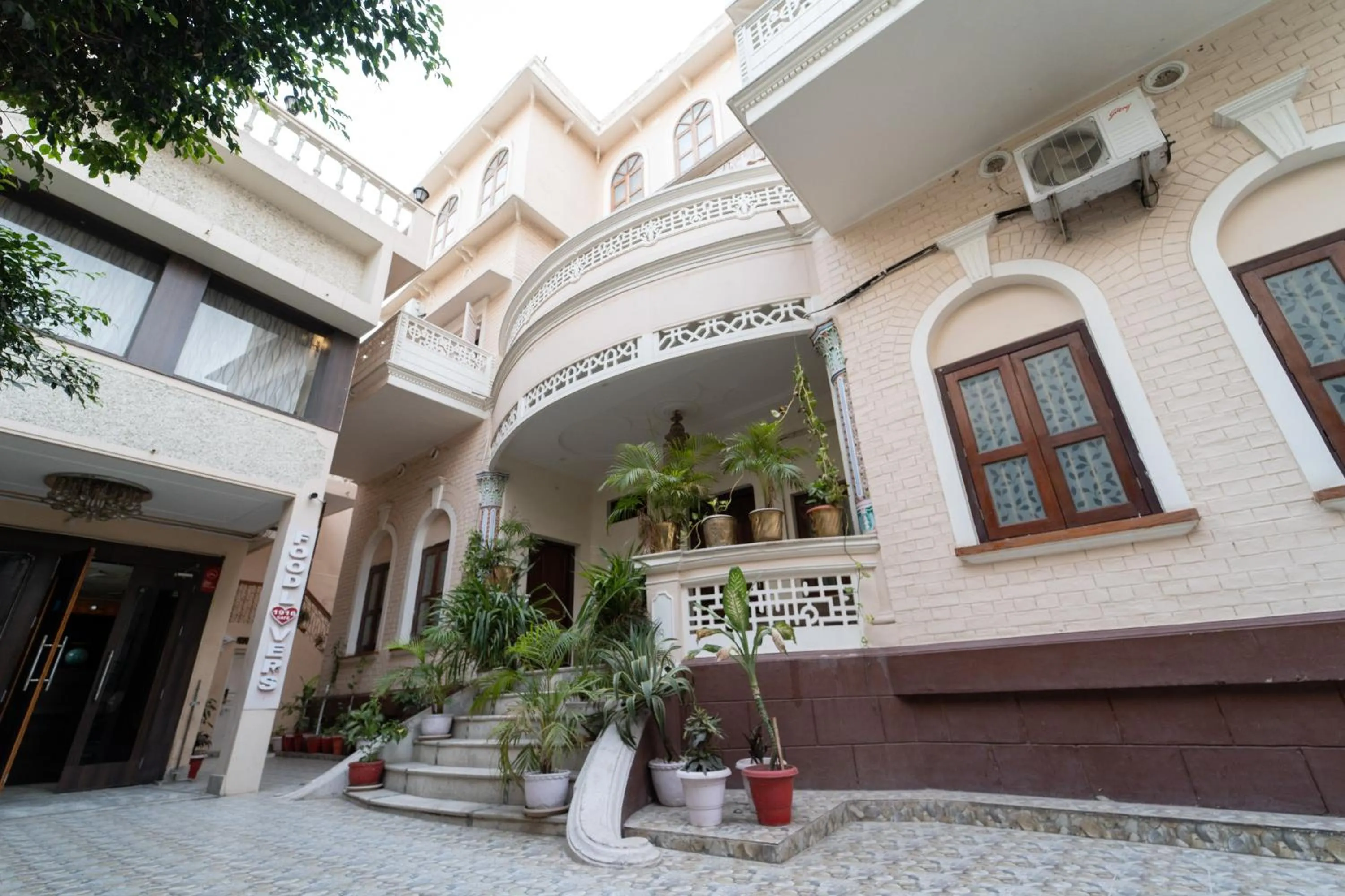 Property building in Shree Ganesha Palace Near Kashi Vishwanath Temple