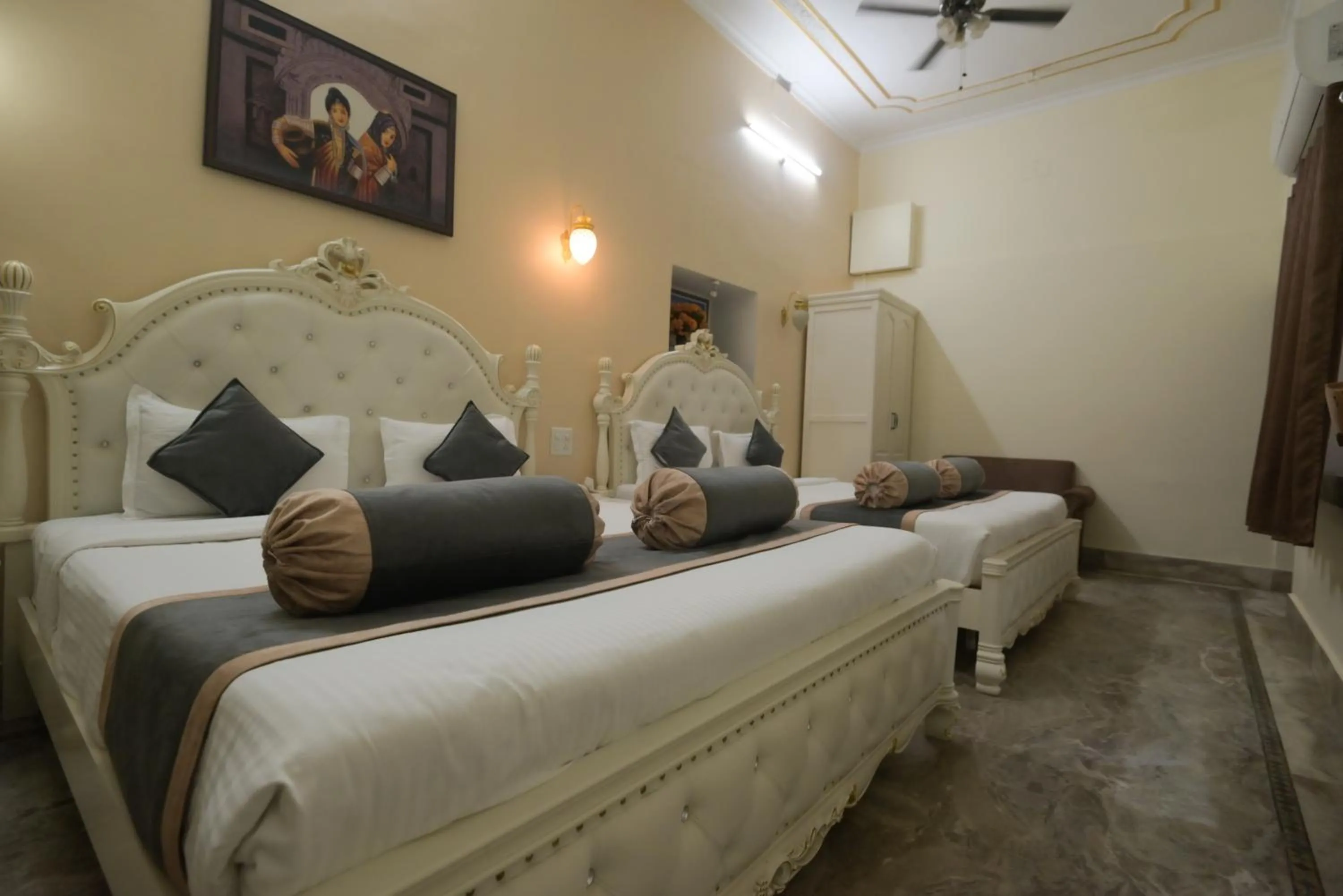 Bed in Shree Ganesha Palace Near Kashi Vishwanath Temple