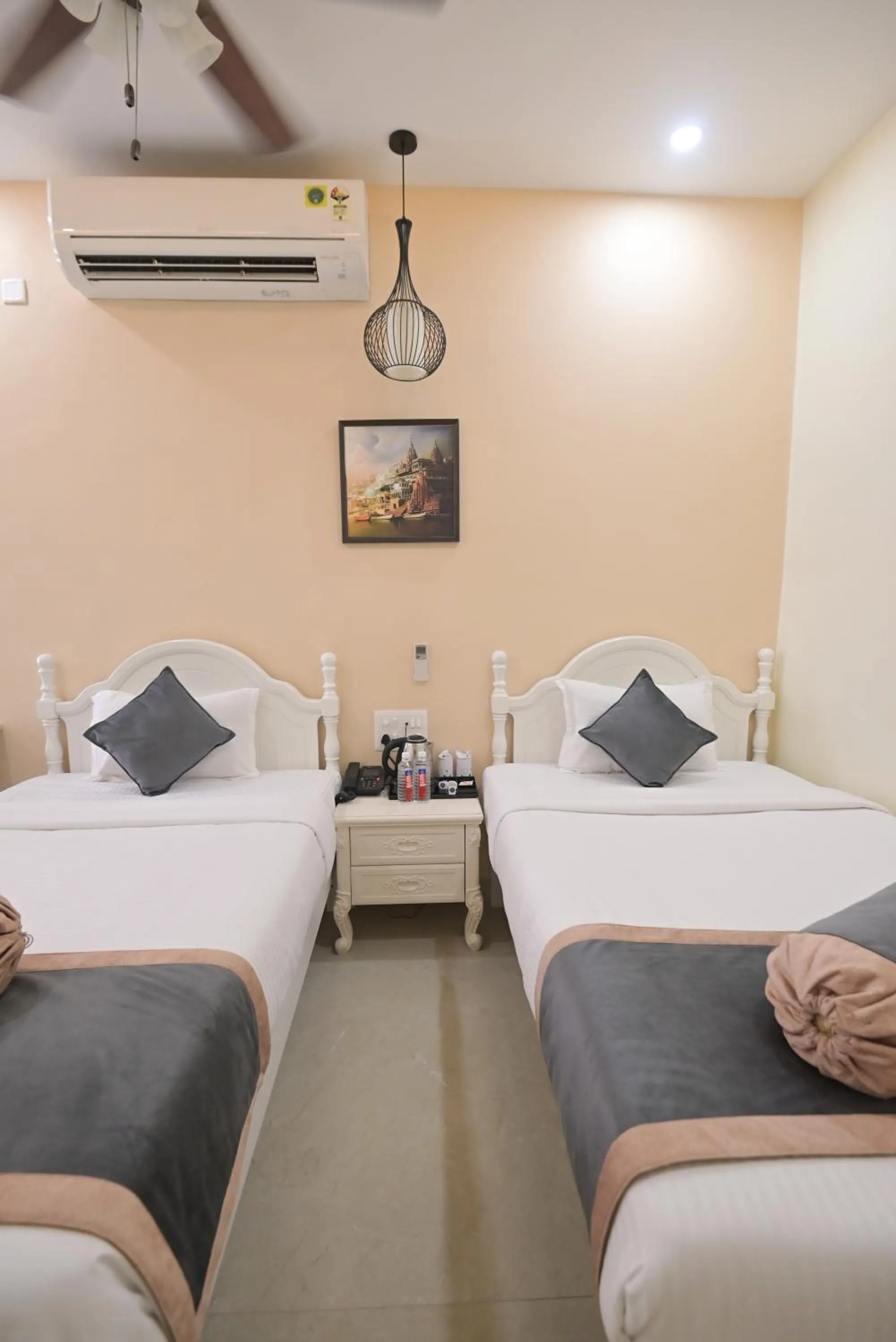 Bed in Shree Ganesha Palace Near Kashi Vishwanath Temple