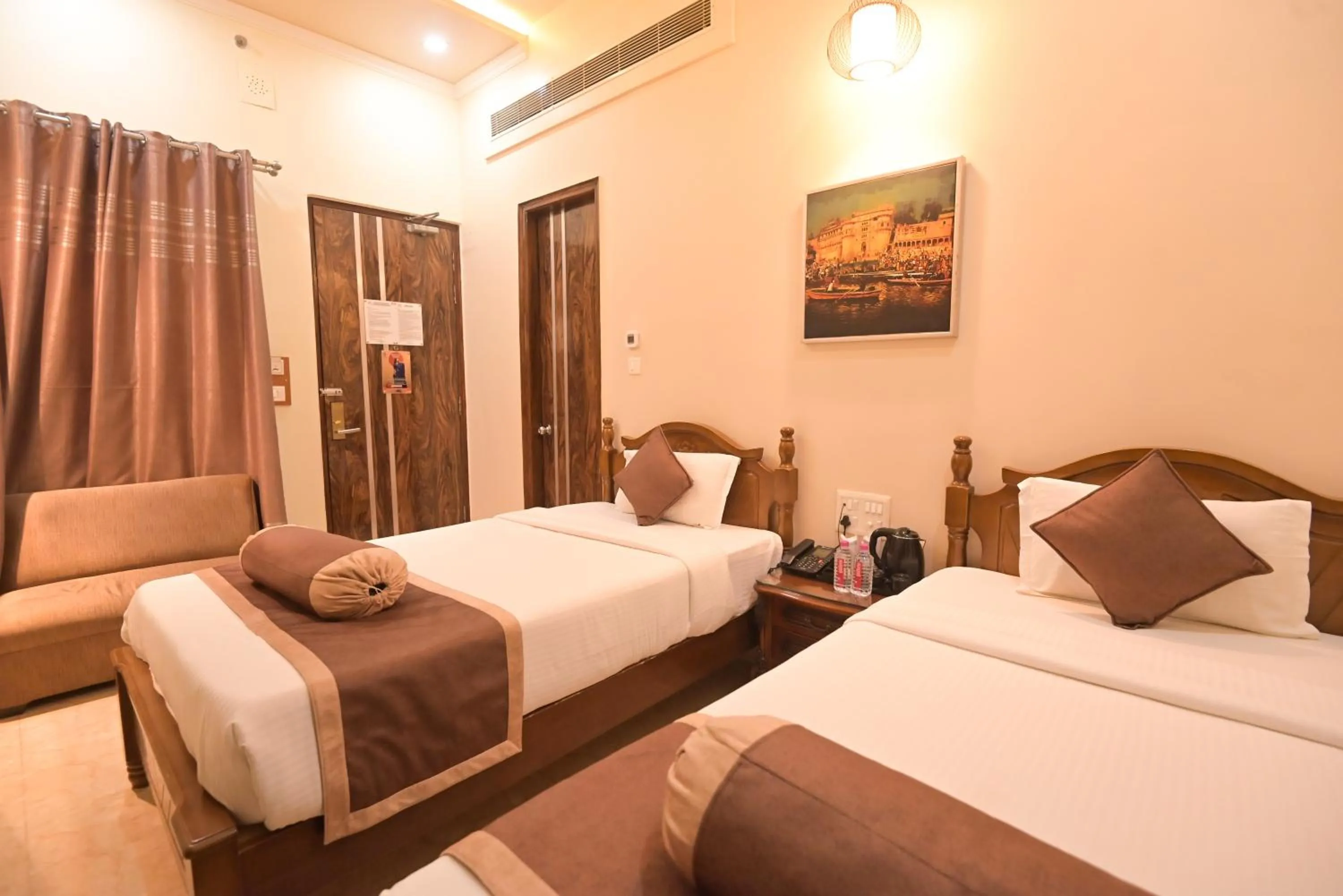 Bed in Shree Ganesha Palace Near Kashi Vishwanath Temple