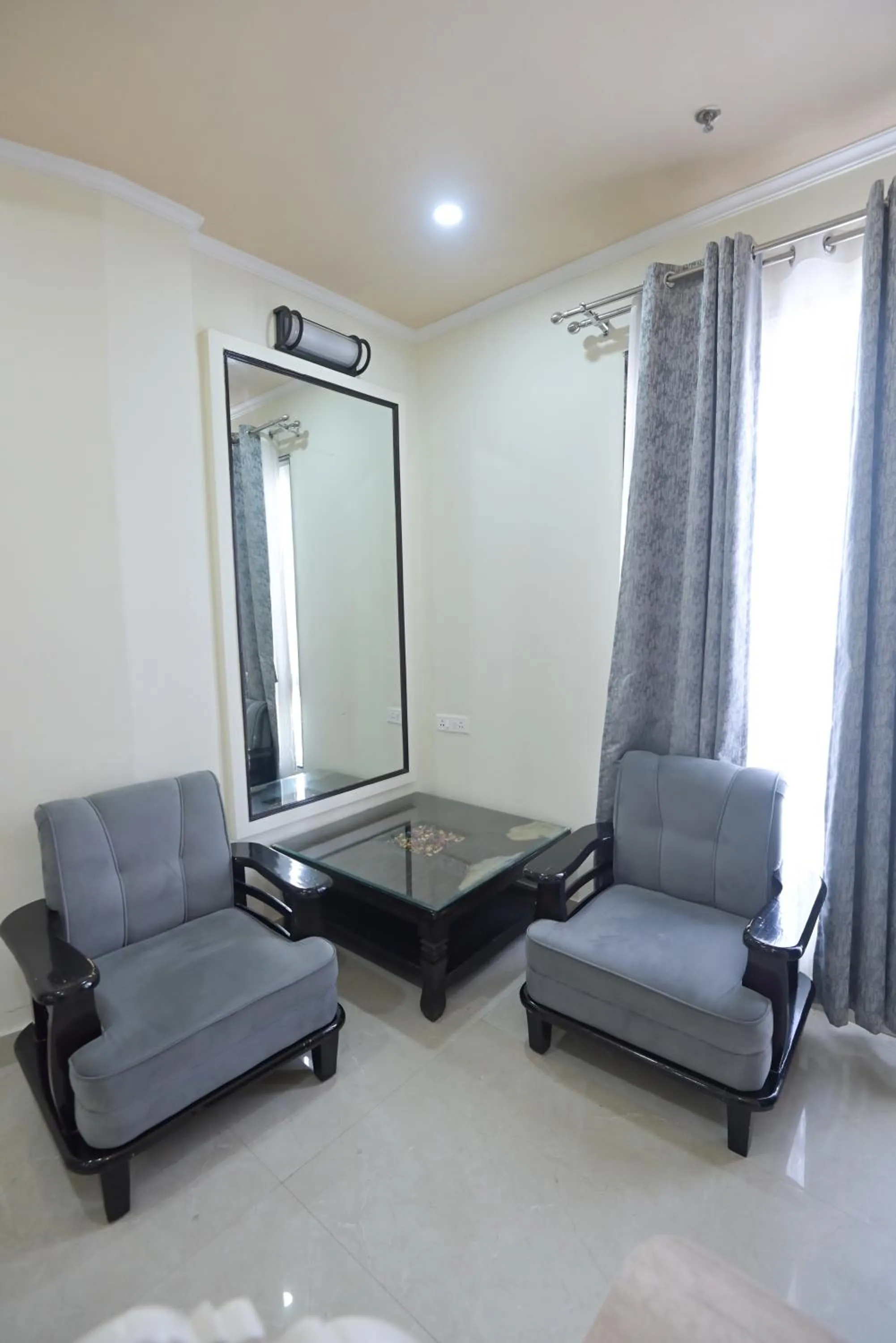 Living room in Shree Ganesha Palace Near Kashi Vishwanath Temple