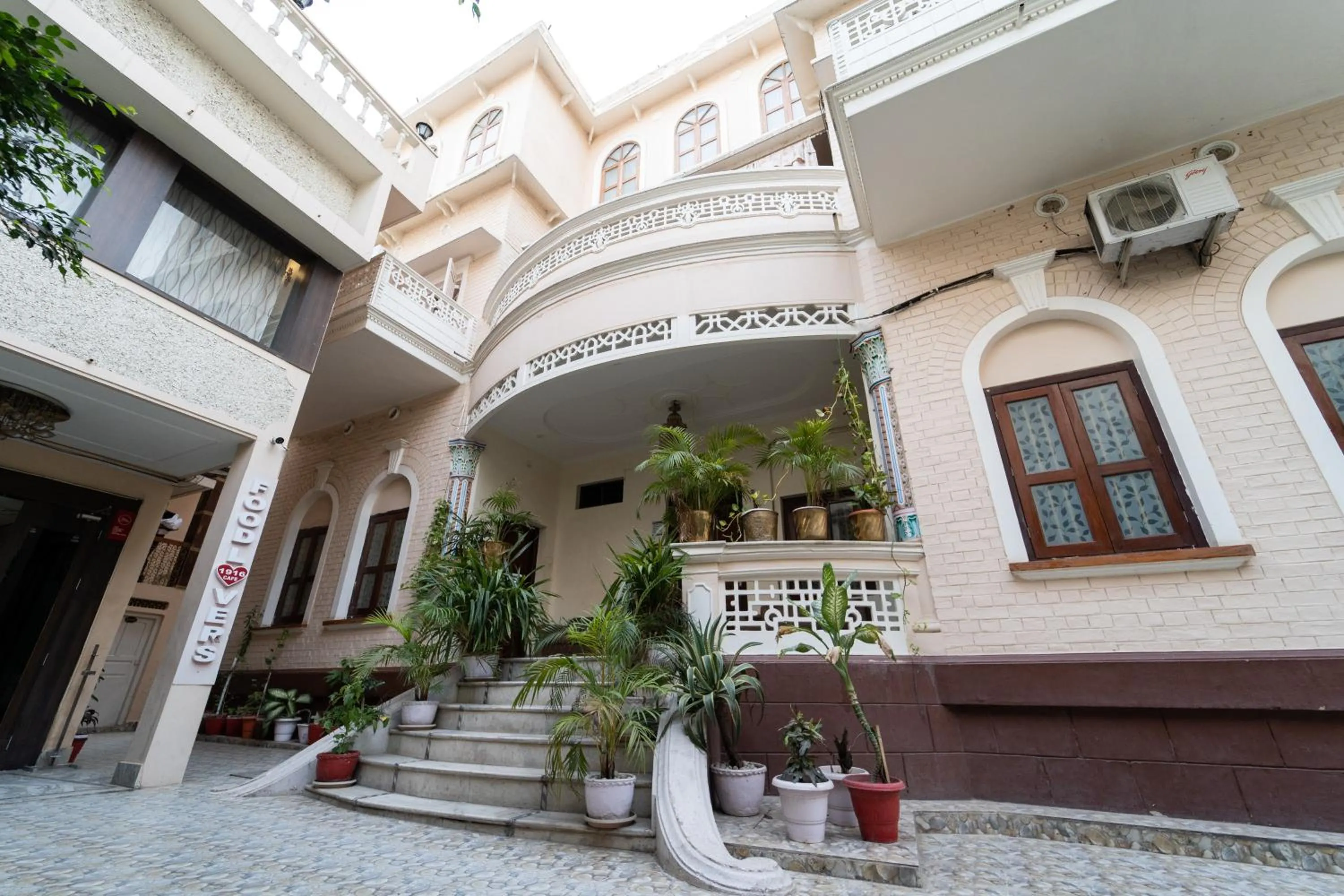 Property building in Shree Ganesha Palace Near Kashi Vishwanath Temple