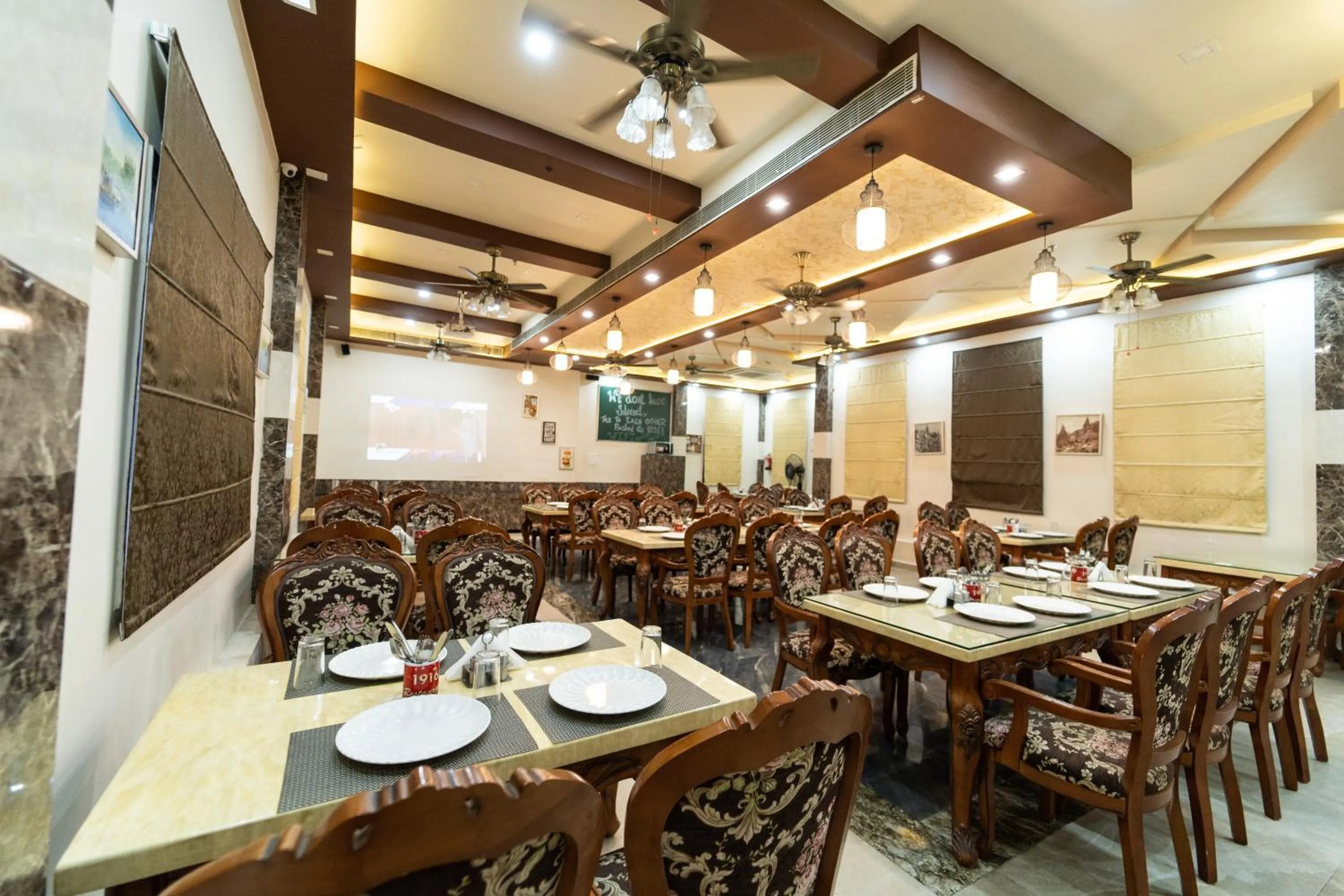 Restaurant/places to eat in Shree Ganesha Palace Near Kashi Vishwanath Temple