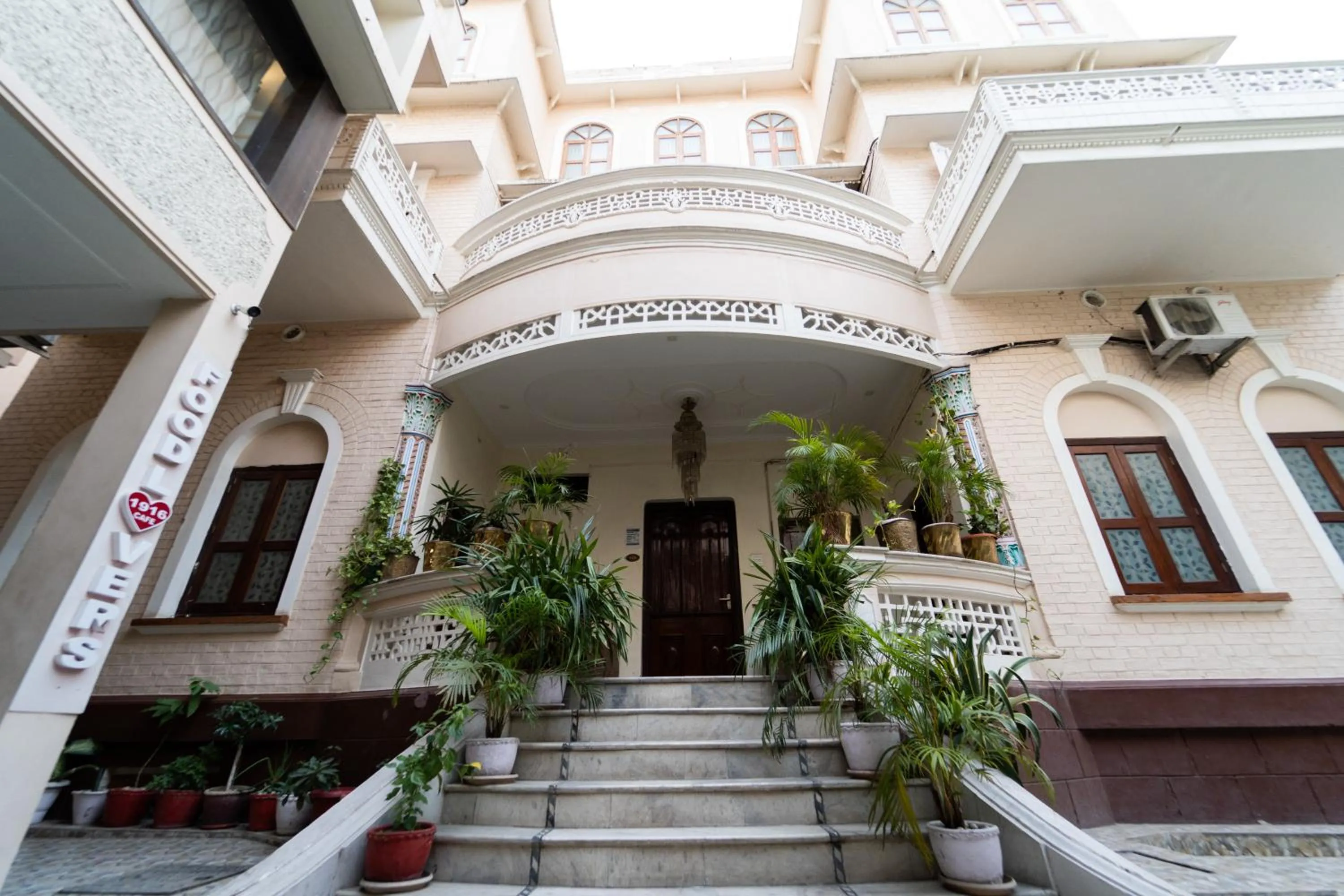 Property building in Shree Ganesha Palace Near Kashi Vishwanath Temple