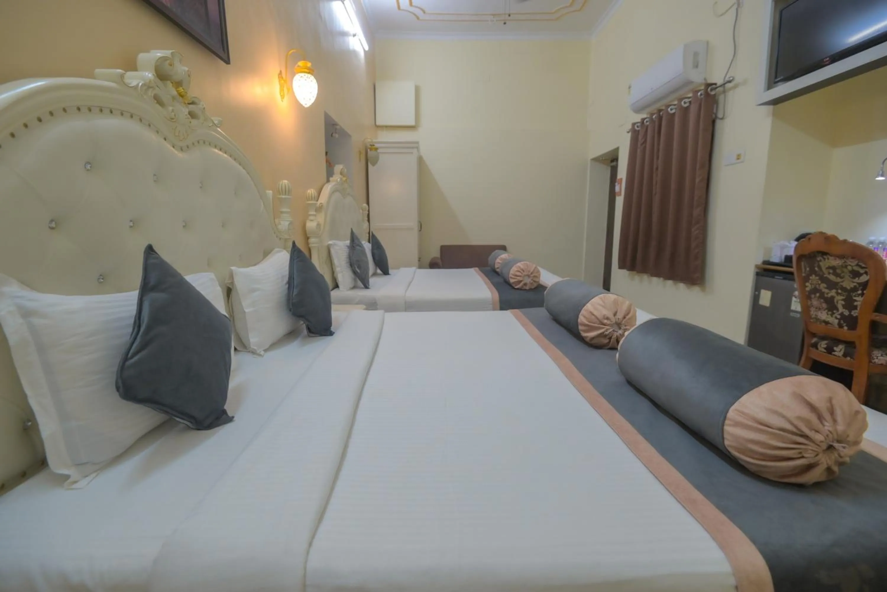 Bed in Shree Ganesha Palace Near Kashi Vishwanath Temple
