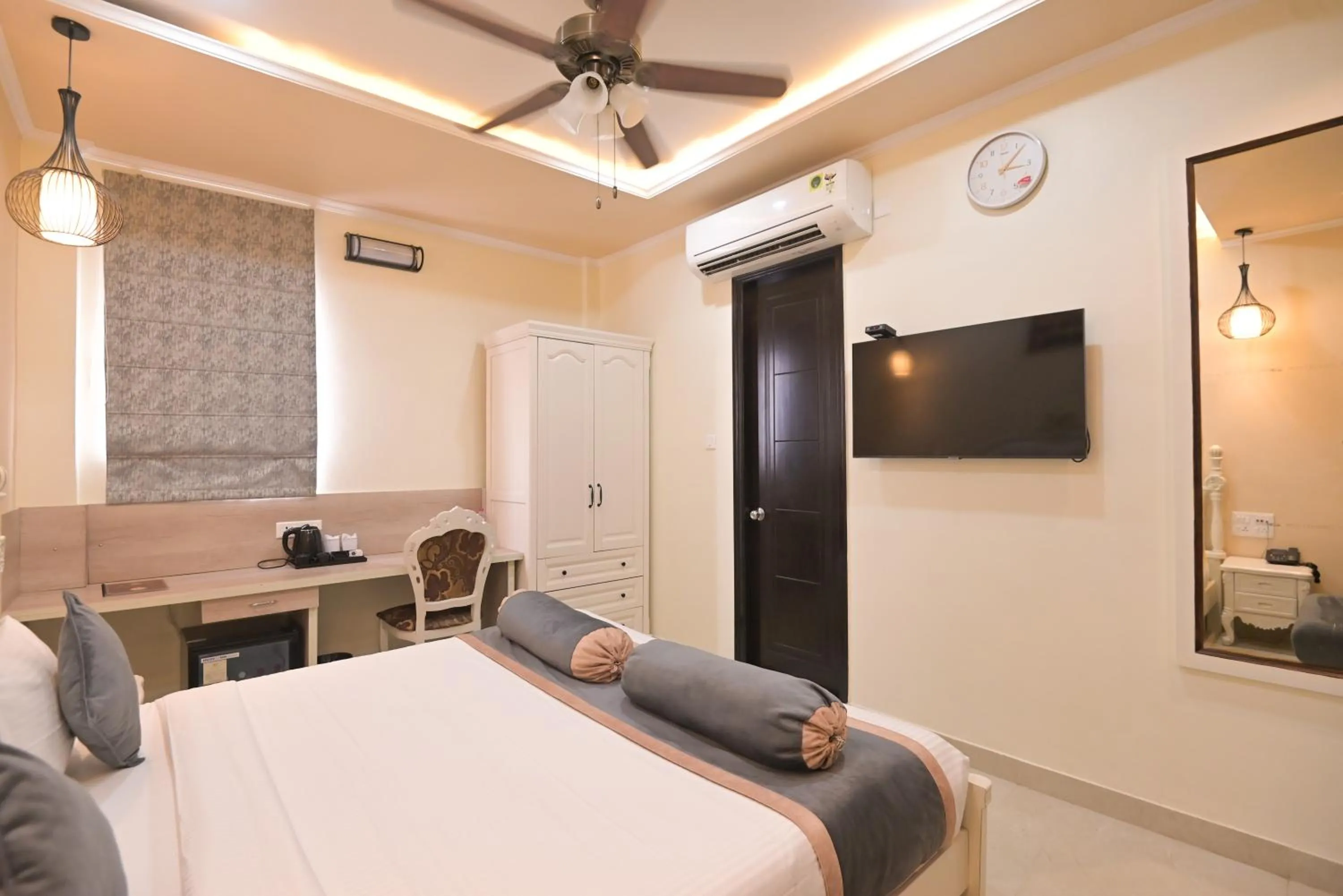 TV and multimedia, Bed in Shree Ganesha Palace Near Kashi Vishwanath Temple