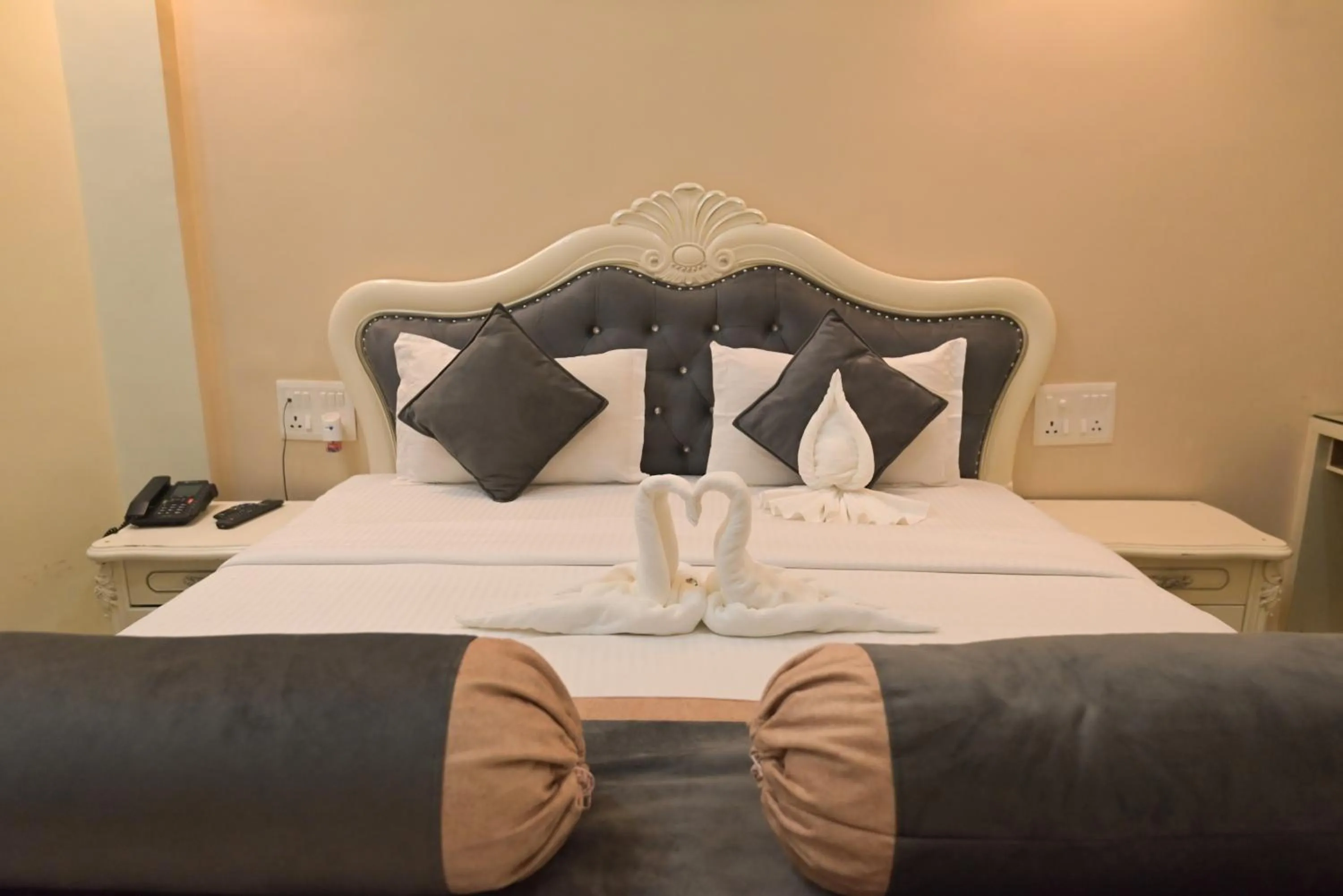 Bed in Shree Ganesha Palace Near Kashi Vishwanath Temple
