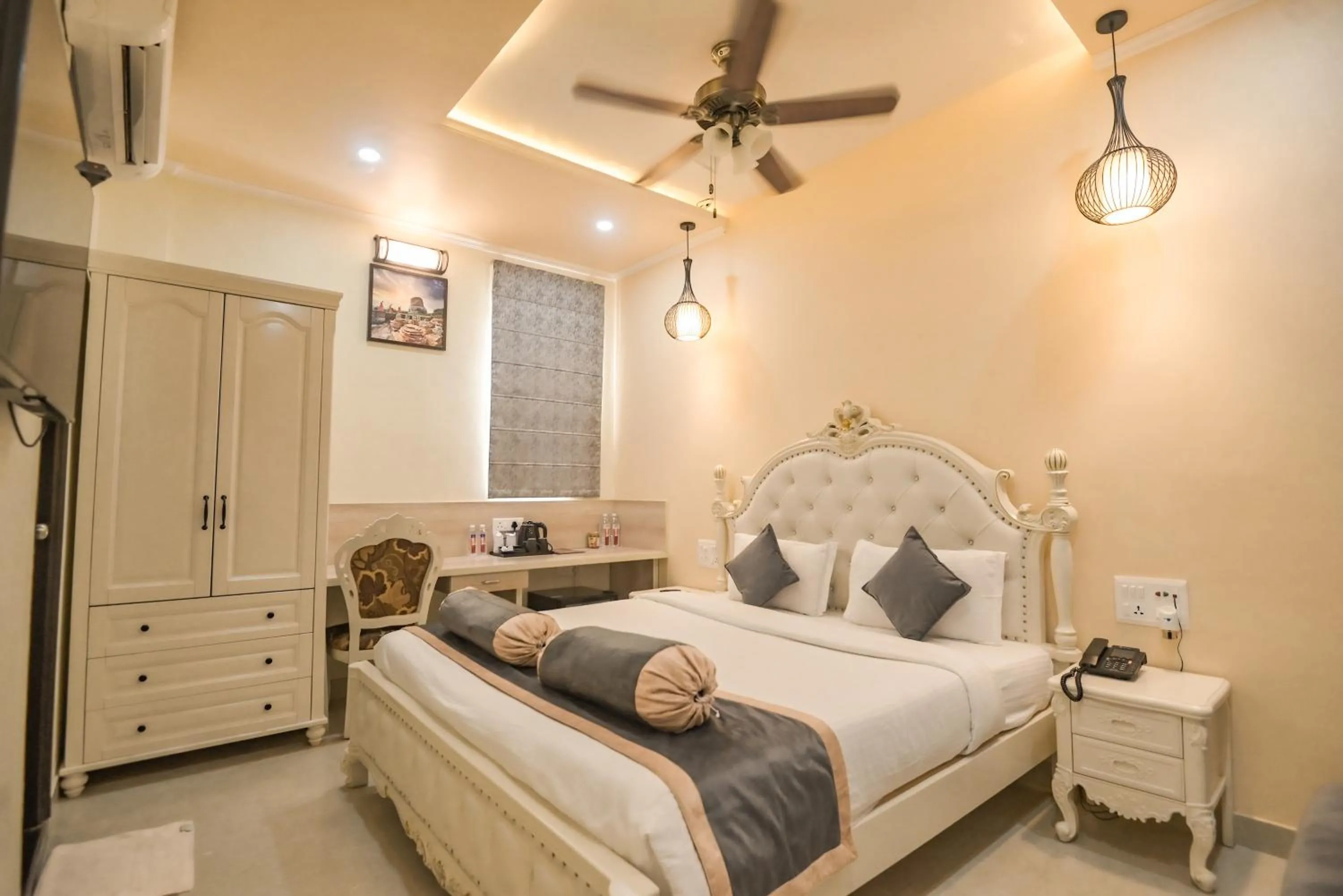 Bed in Shree Ganesha Palace Near Kashi Vishwanath Temple