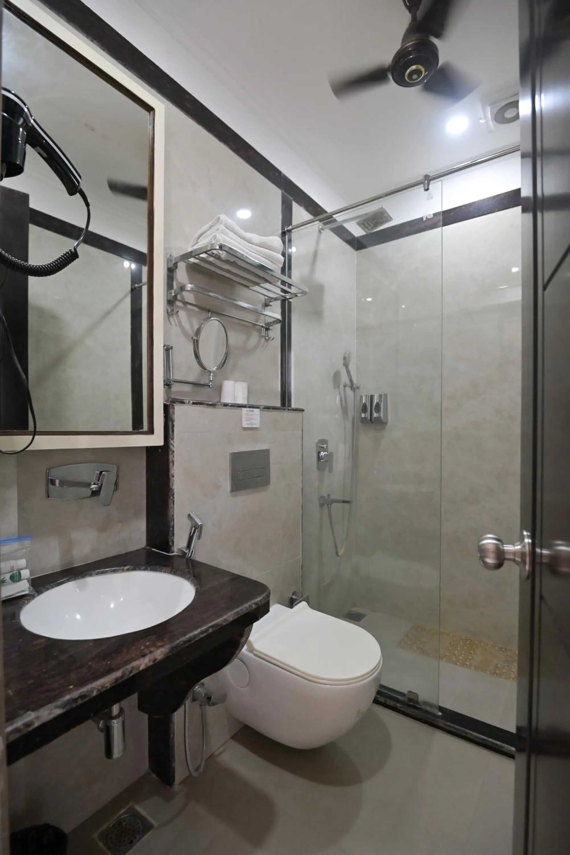 Bathroom in Shree Ganesha Palace Near Kashi Vishwanath Temple