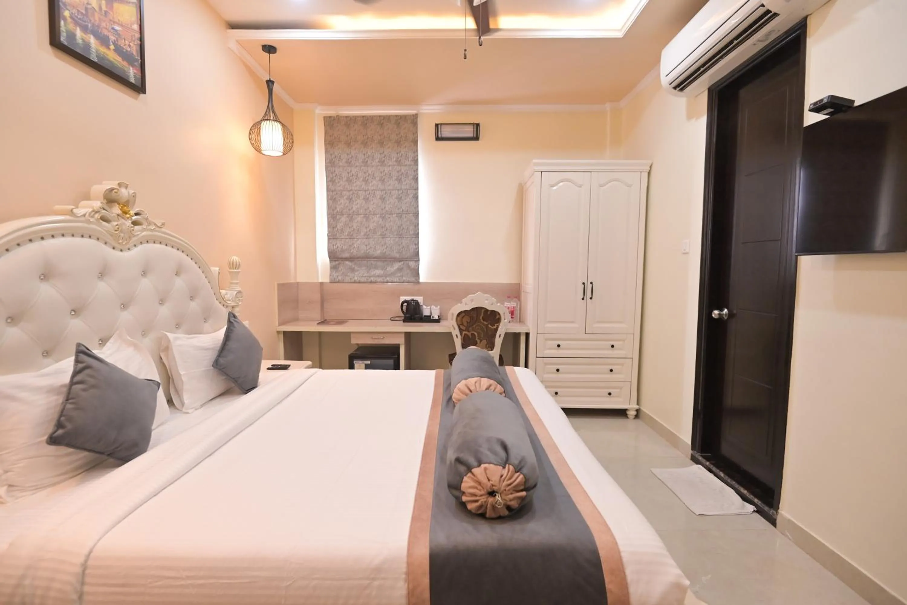 Bed in Shree Ganesha Palace Near Kashi Vishwanath Temple