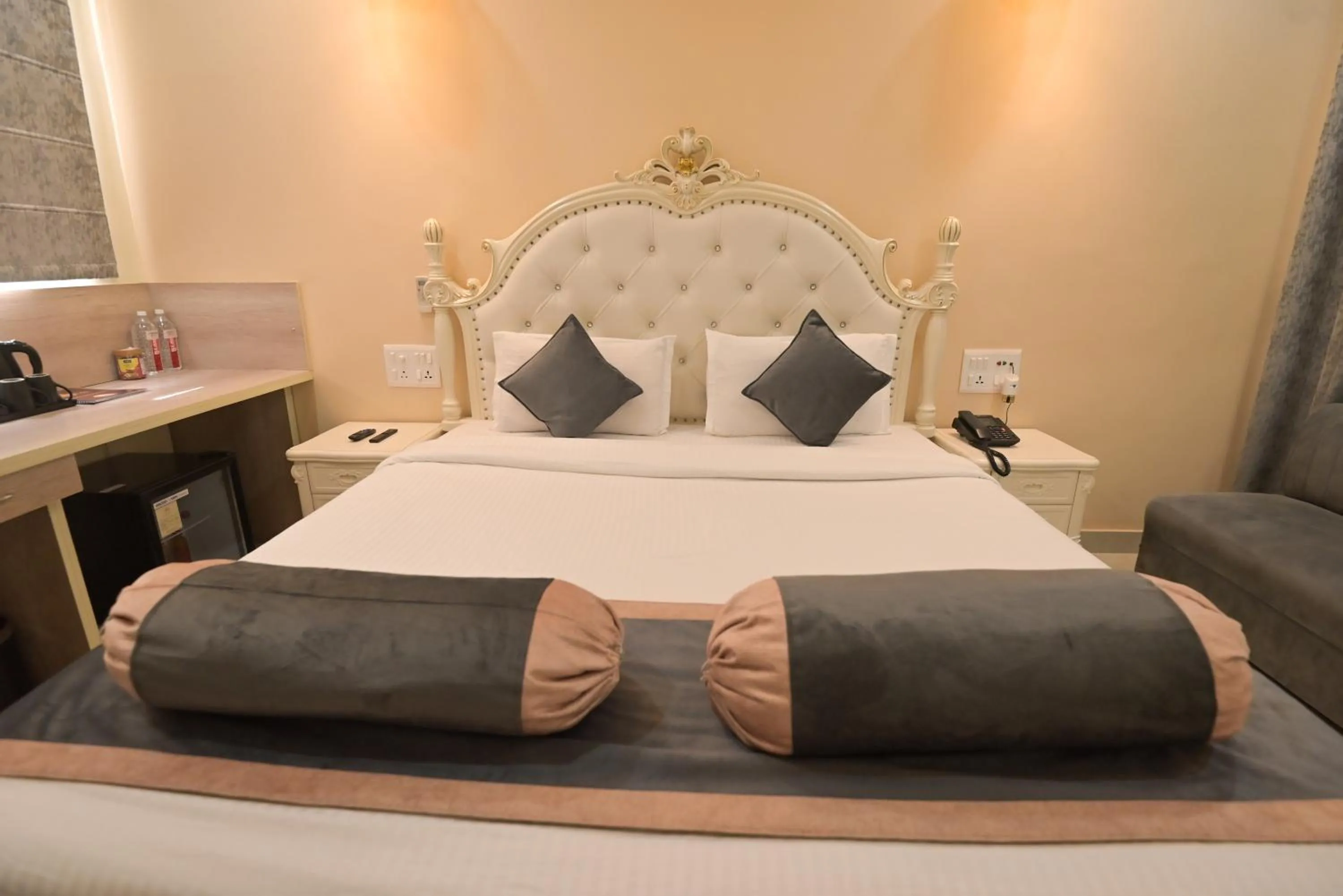 Bed in Shree Ganesha Palace Near Kashi Vishwanath Temple