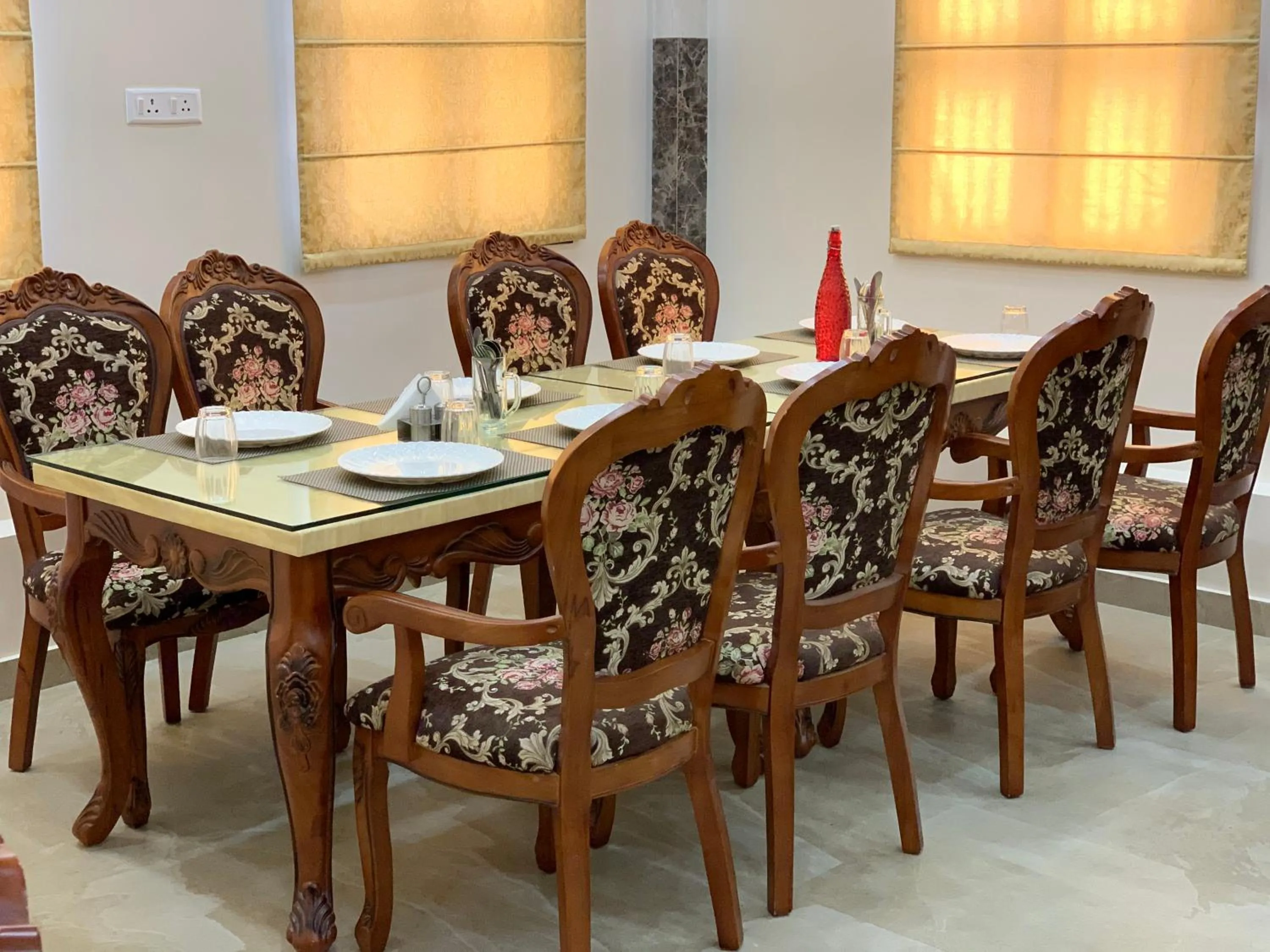 Restaurant/places to eat in Shree Ganesha Palace Near Kashi Vishwanath Temple