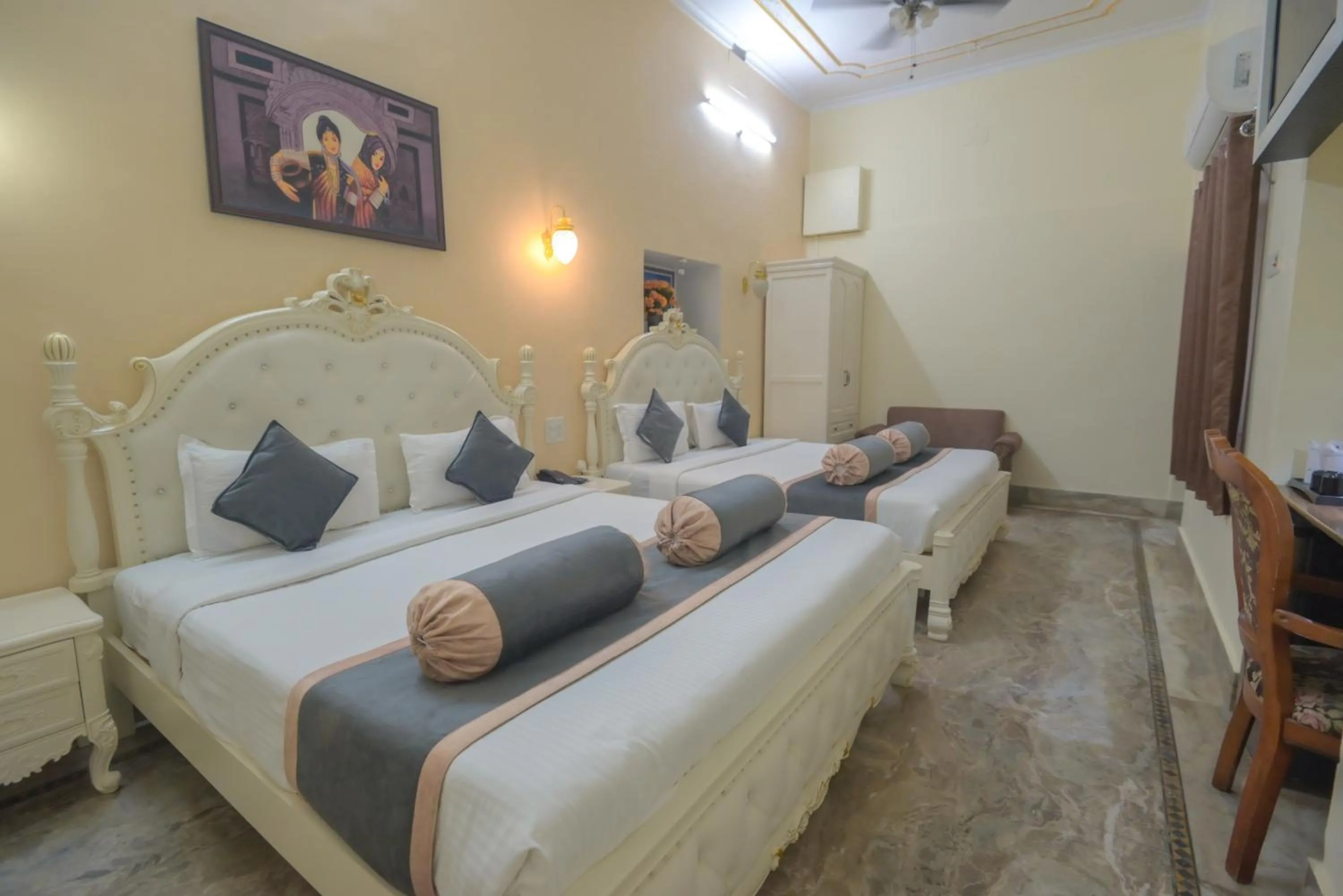 Bed in Shree Ganesha Palace Near Kashi Vishwanath Temple