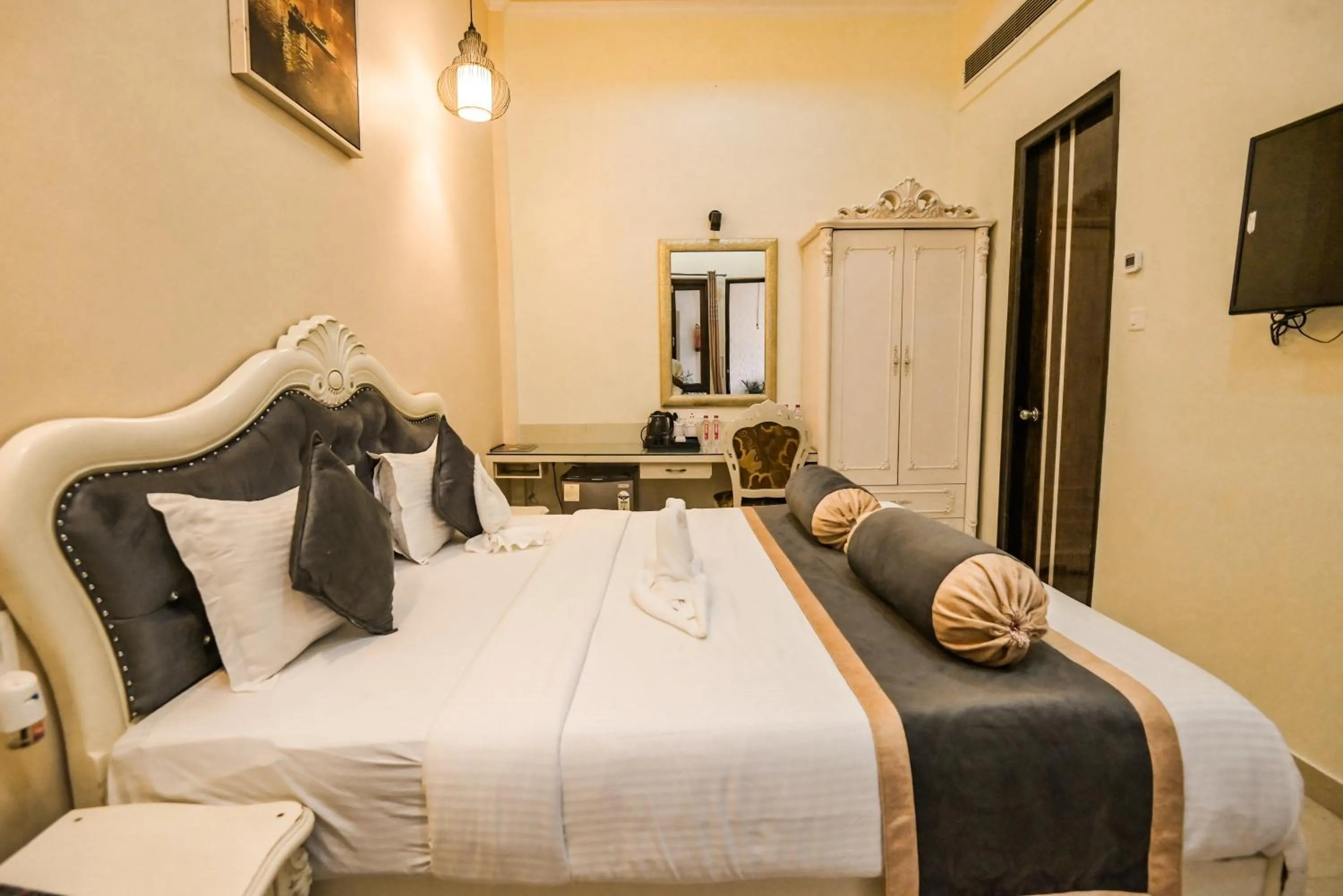 Bed in Shree Ganesha Palace Near Kashi Vishwanath Temple