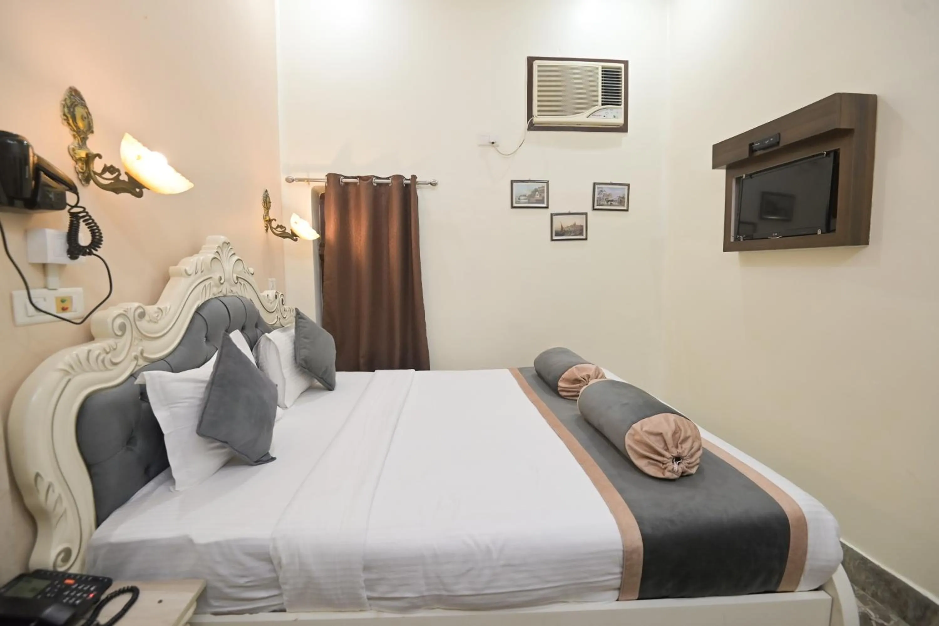 Bedroom, Bed in Shree Ganesha Palace Near Kashi Vishwanath Temple