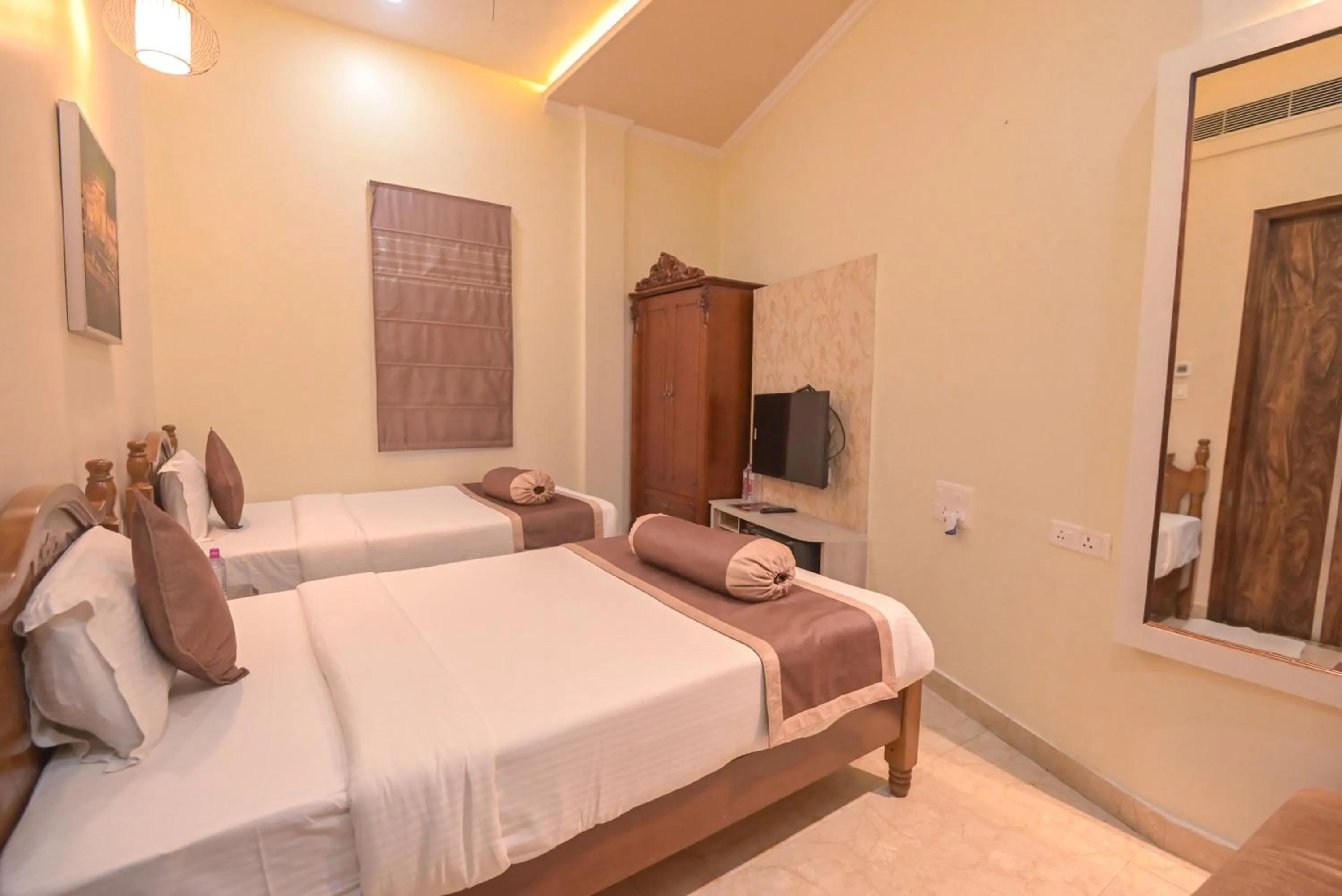 Bed in Shree Ganesha Palace Near Kashi Vishwanath Temple