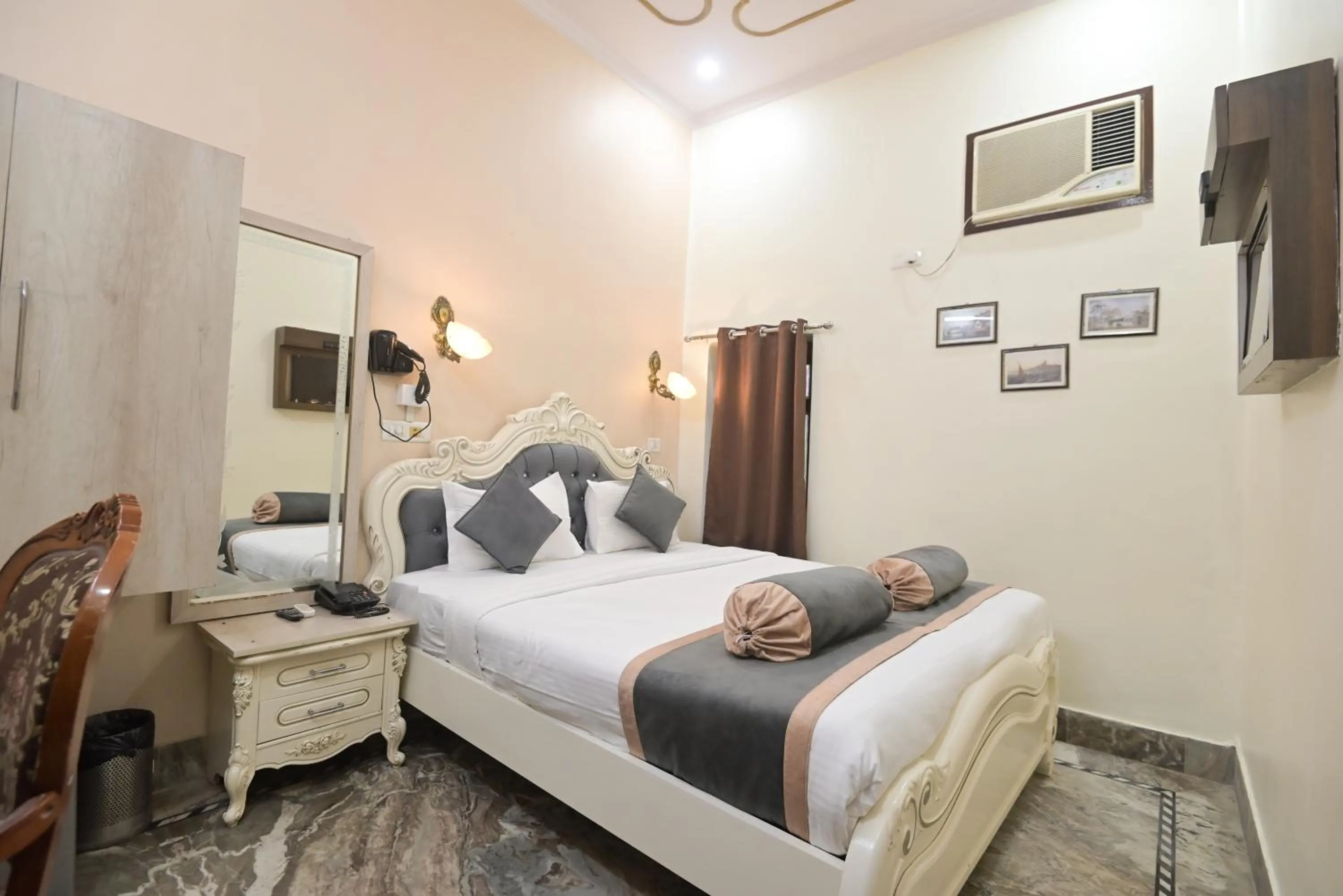 Bedroom, Bed in Shree Ganesha Palace Near Kashi Vishwanath Temple