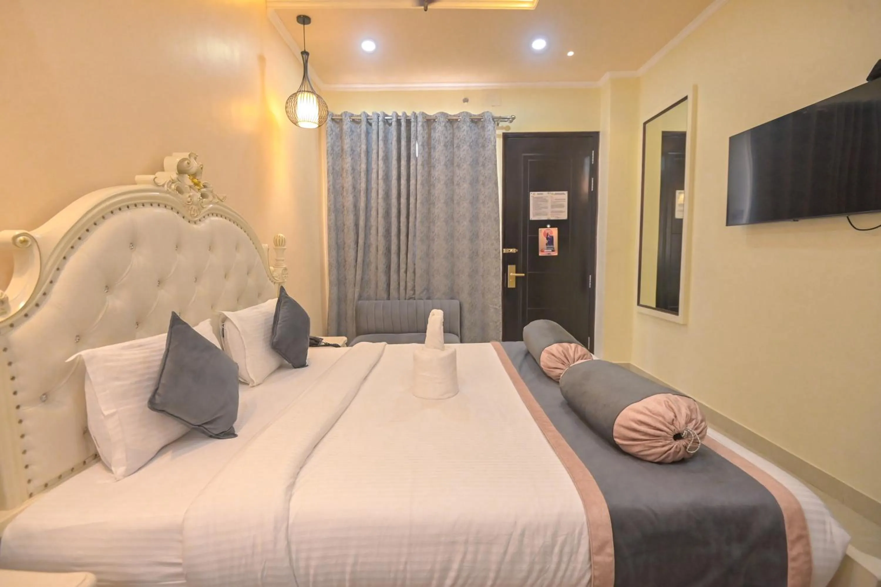 Bed in Shree Ganesha Palace Near Kashi Vishwanath Temple