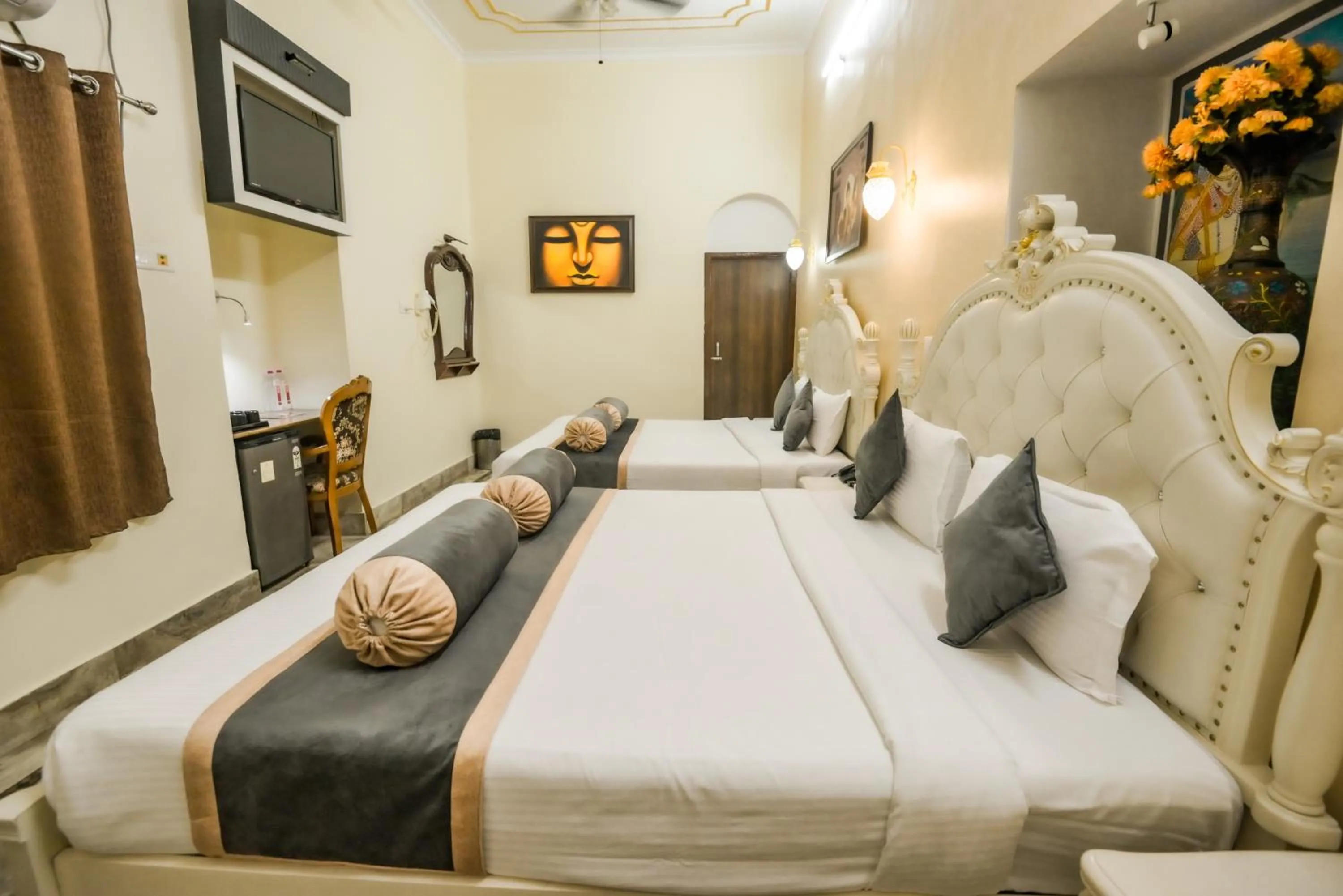 Bed in Shree Ganesha Palace Near Kashi Vishwanath Temple