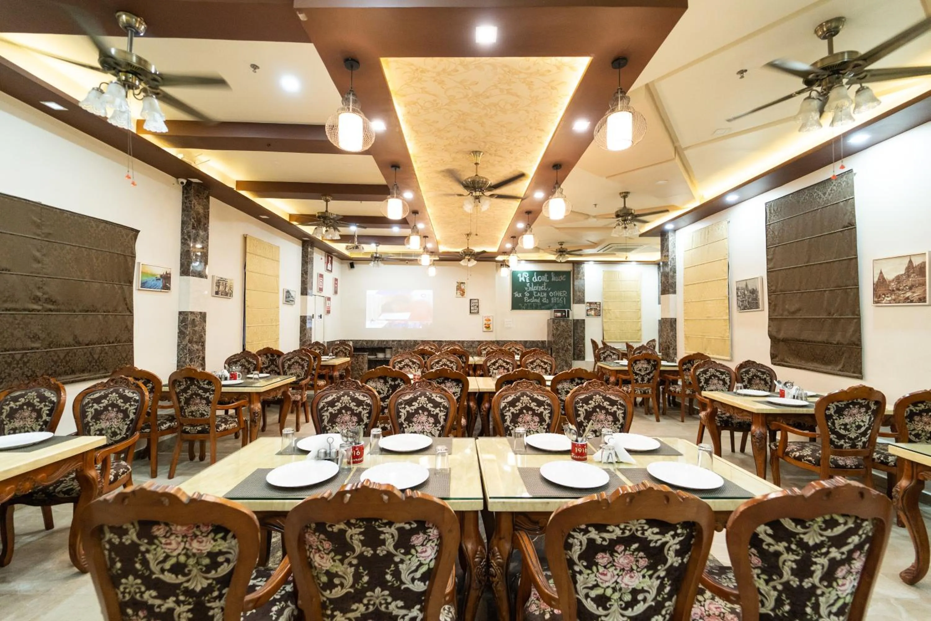 Restaurant/places to eat in Shree Ganesha Palace Near Kashi Vishwanath Temple