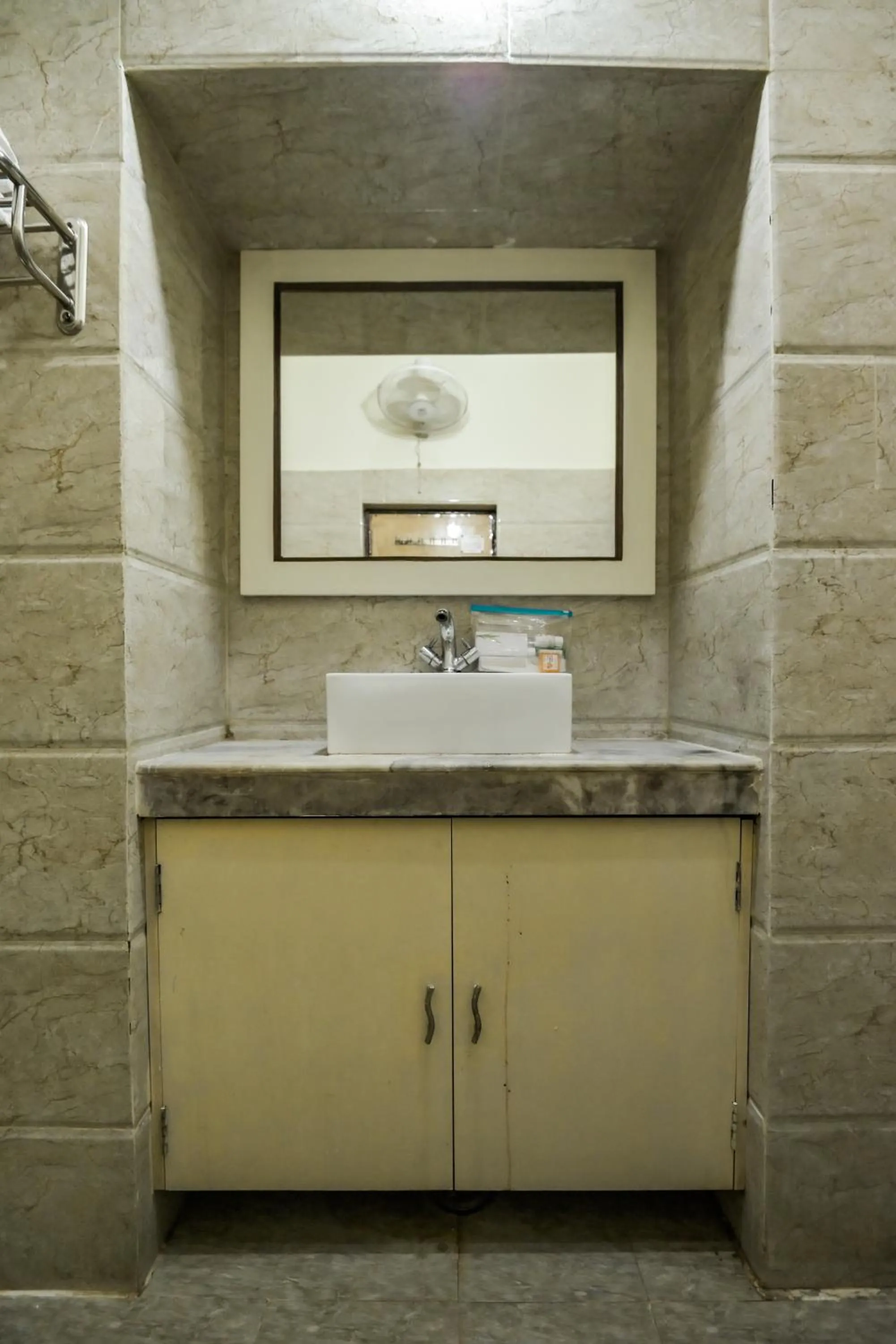 Bathroom in Shree Ganesha Palace Near Kashi Vishwanath Temple