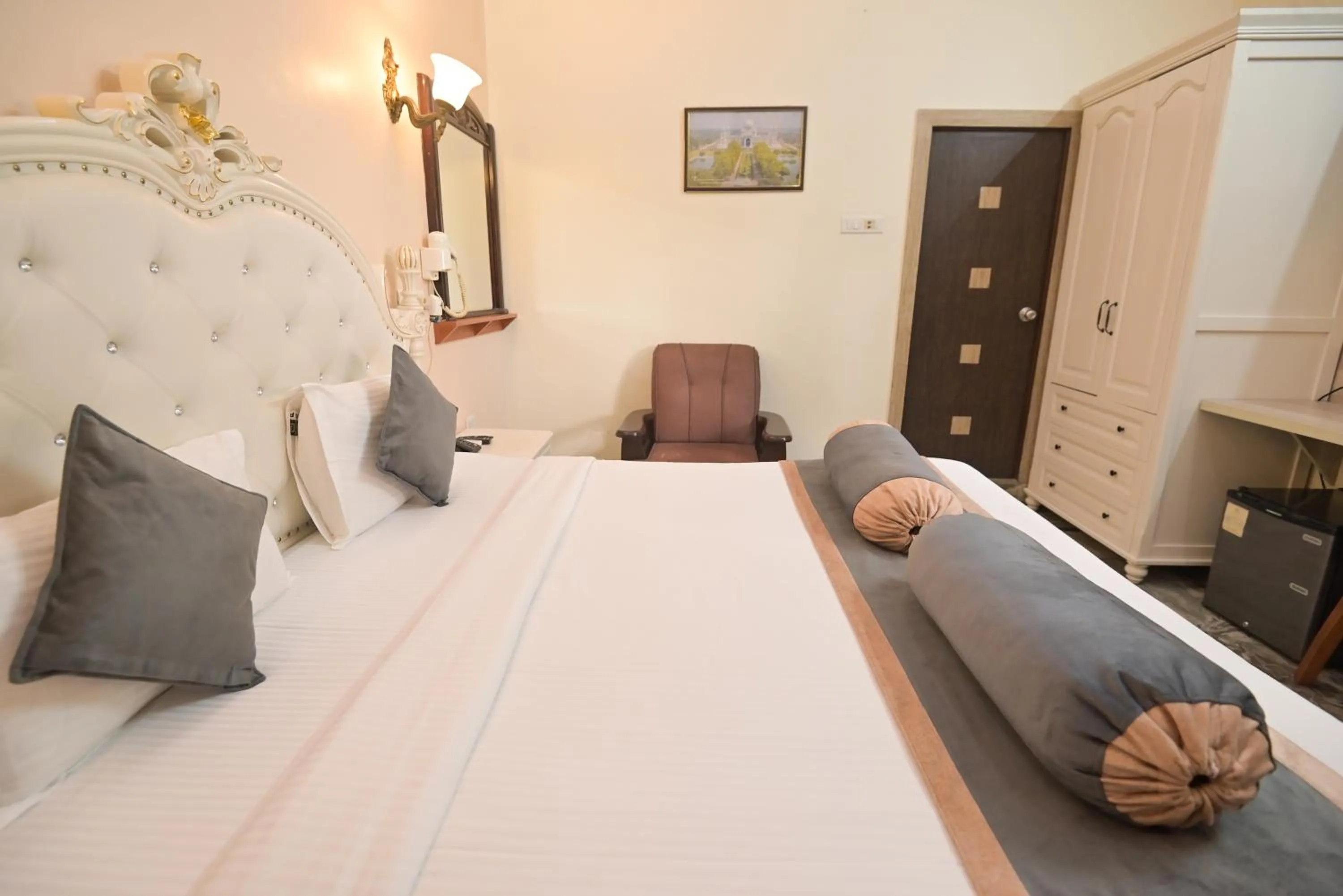 Bed in Shree Ganesha Palace Near Kashi Vishwanath Temple
