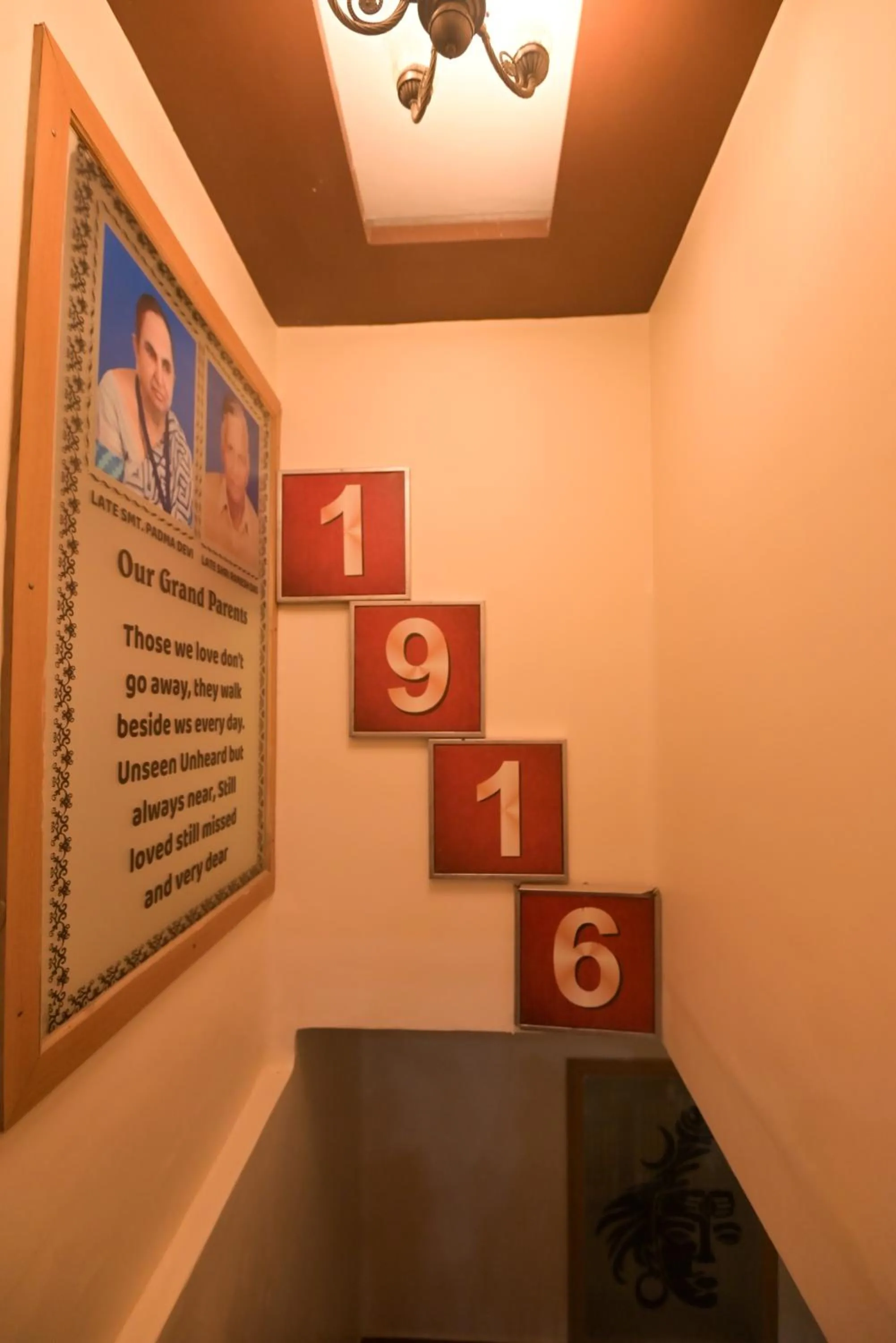 Text overlay in Shree Ganesha Palace Near Kashi Vishwanath Temple